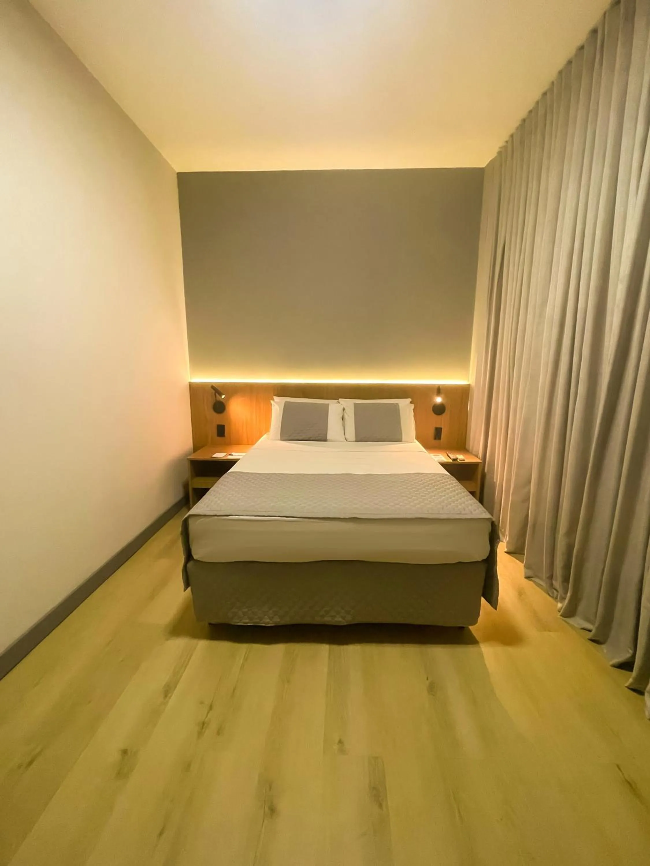 Bedroom, Bed in Delcas Hotel