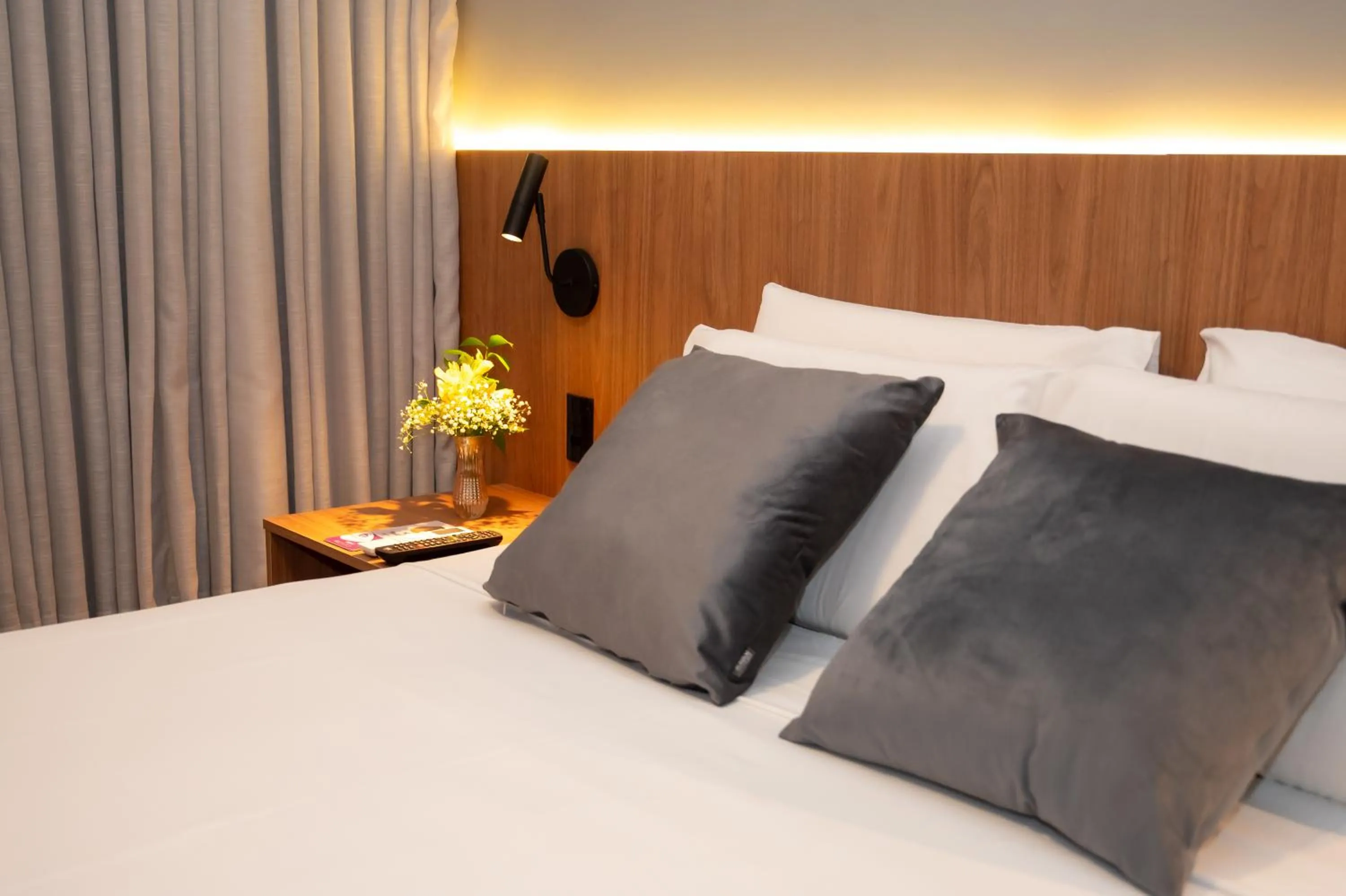 Bedroom, Bed in Delcas Hotel