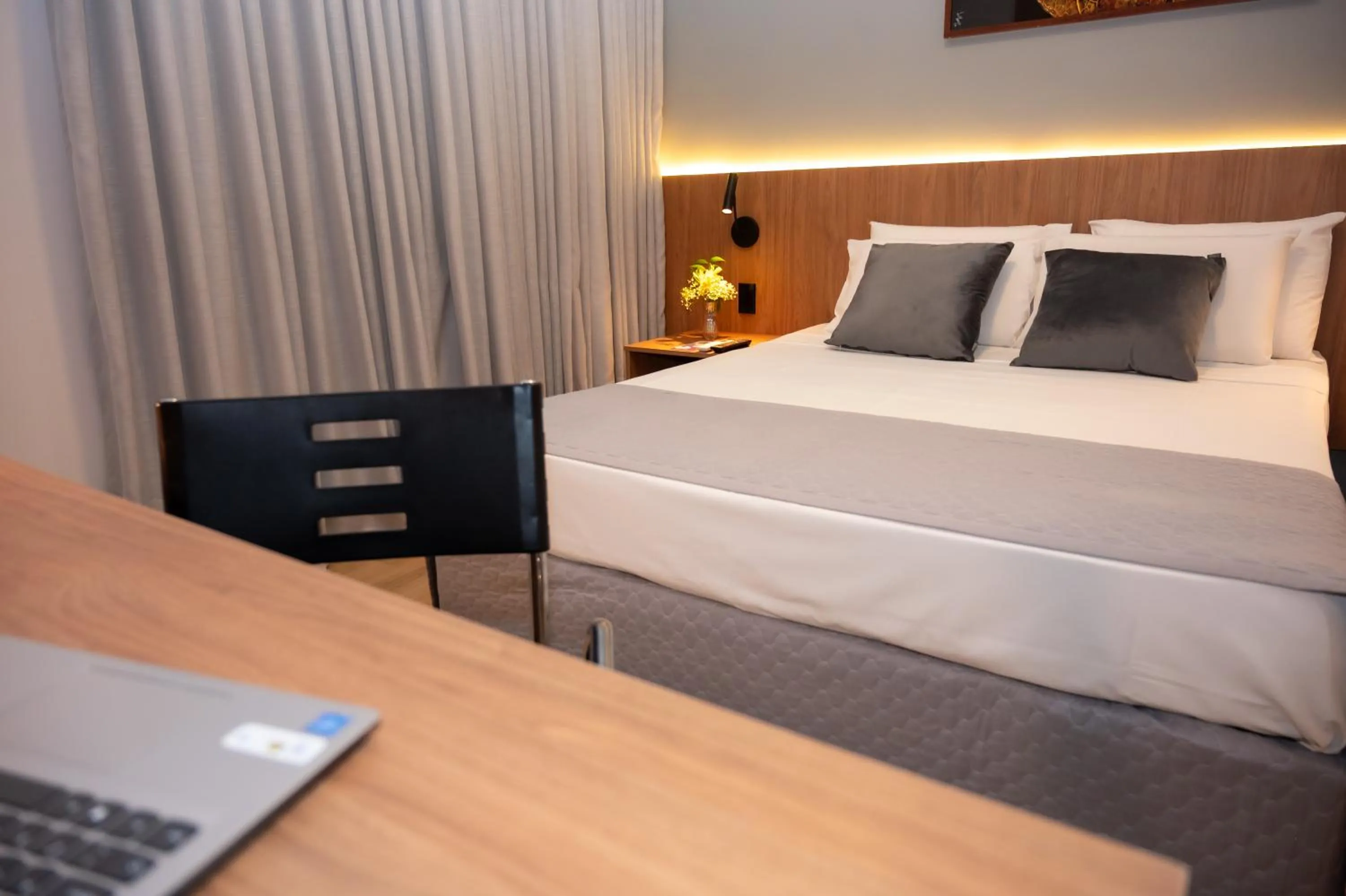 Bedroom, Bed in Delcas Hotel