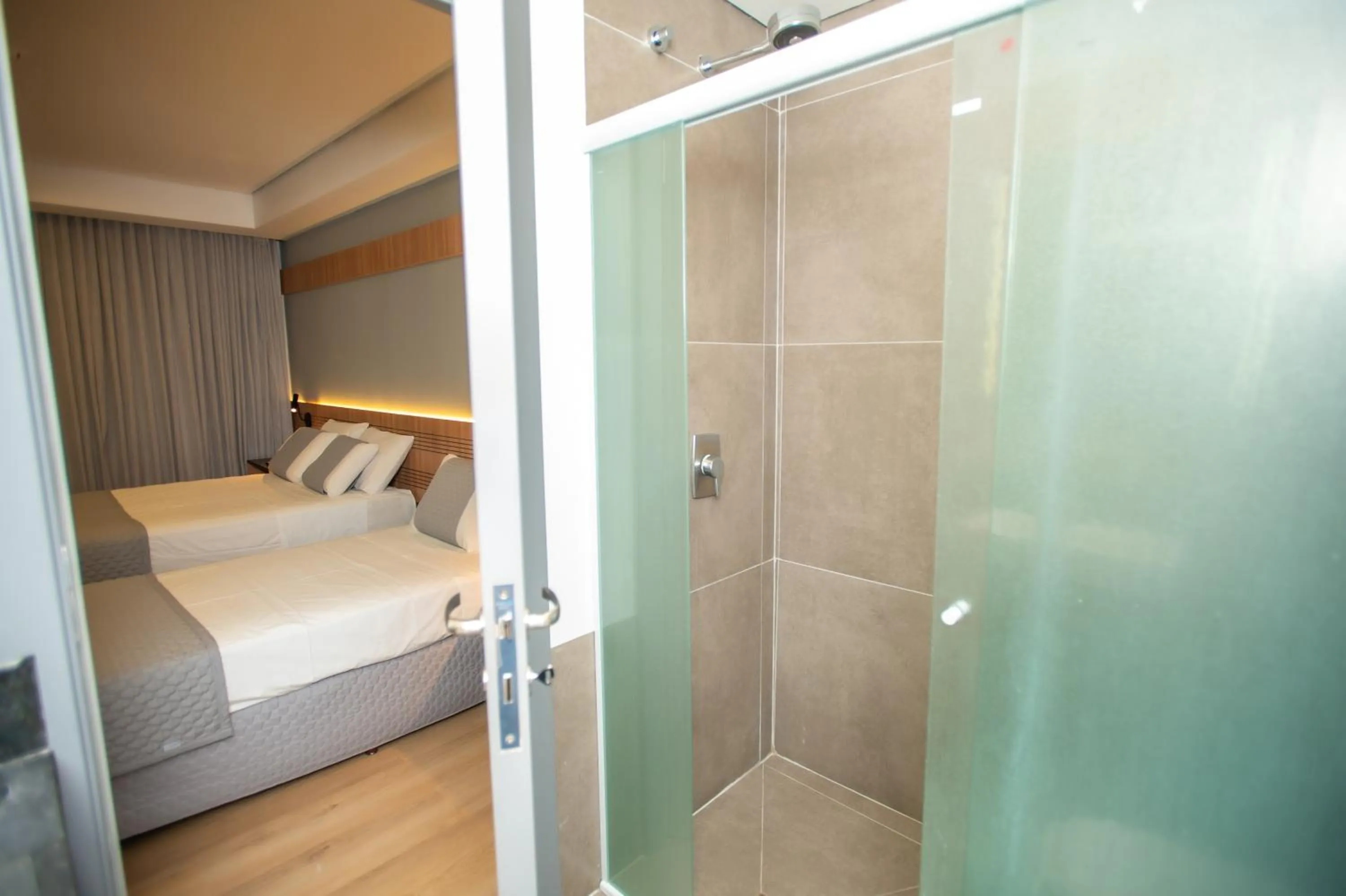 Bedroom, Bed in Delcas Hotel