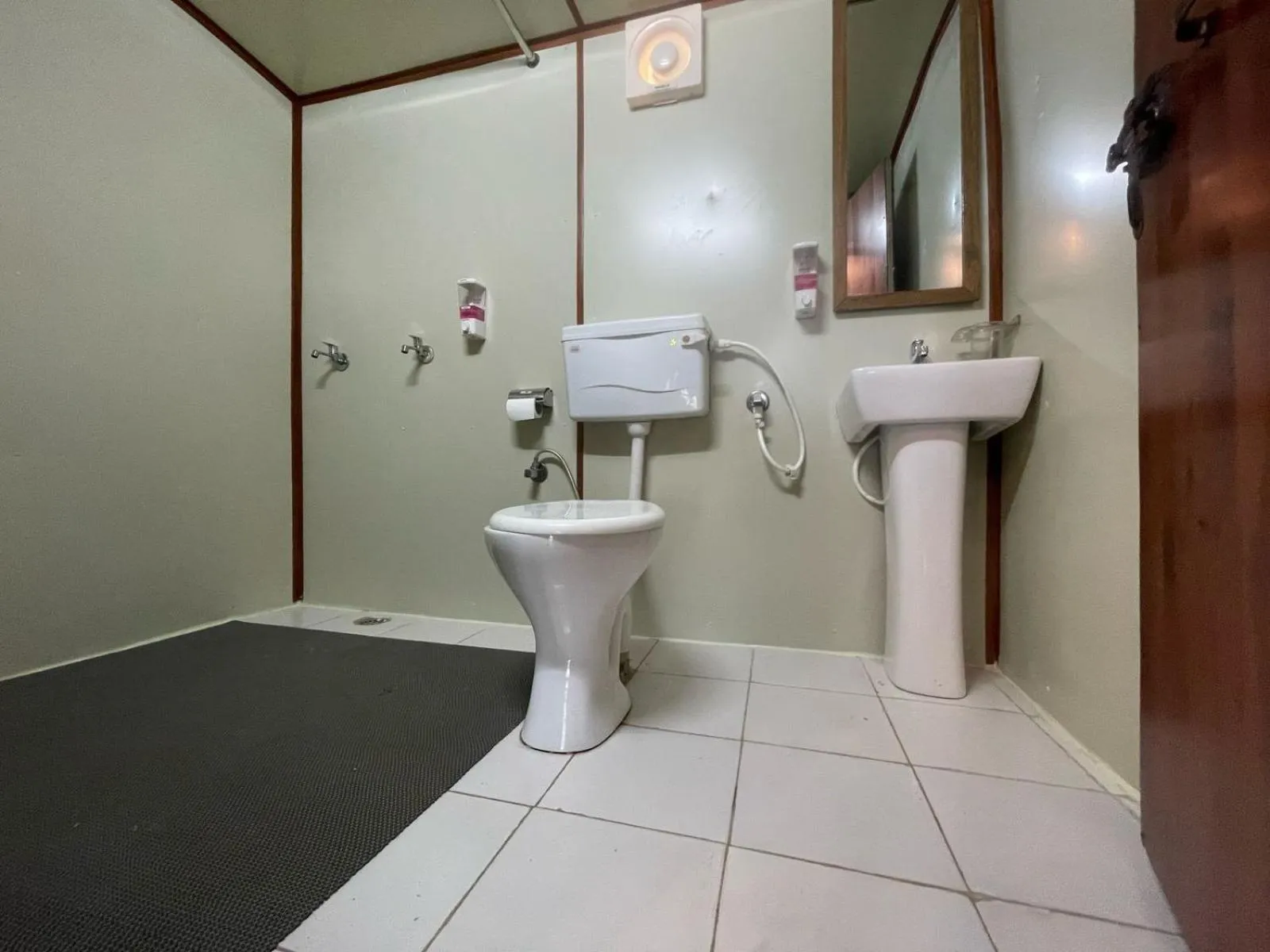 Toilet in Room on the Roof, Viraatkhai-Chakrata, By Himalayan Eco Lodges