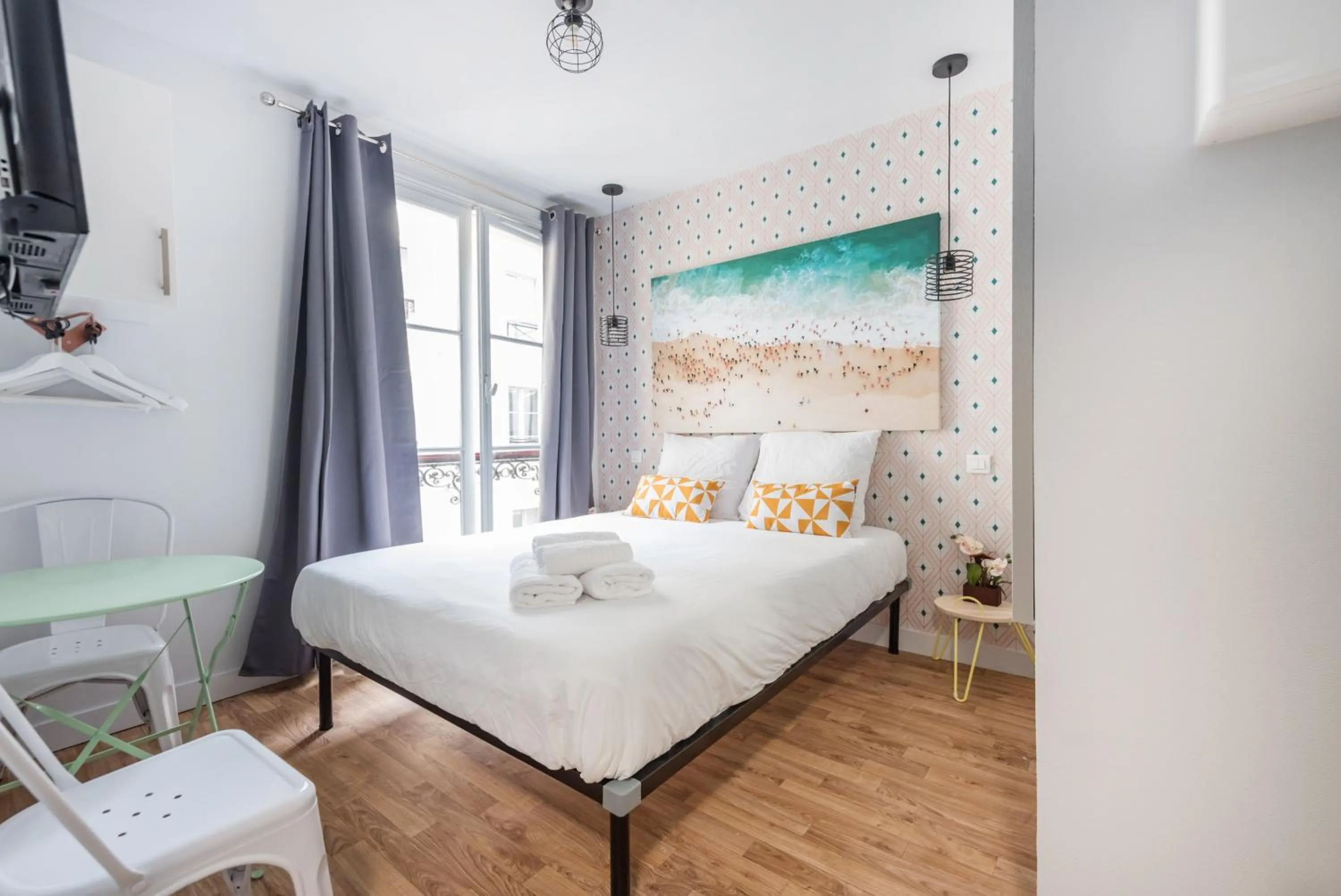 TV and multimedia, Bed in WS Opéra - Galeries Lafayette