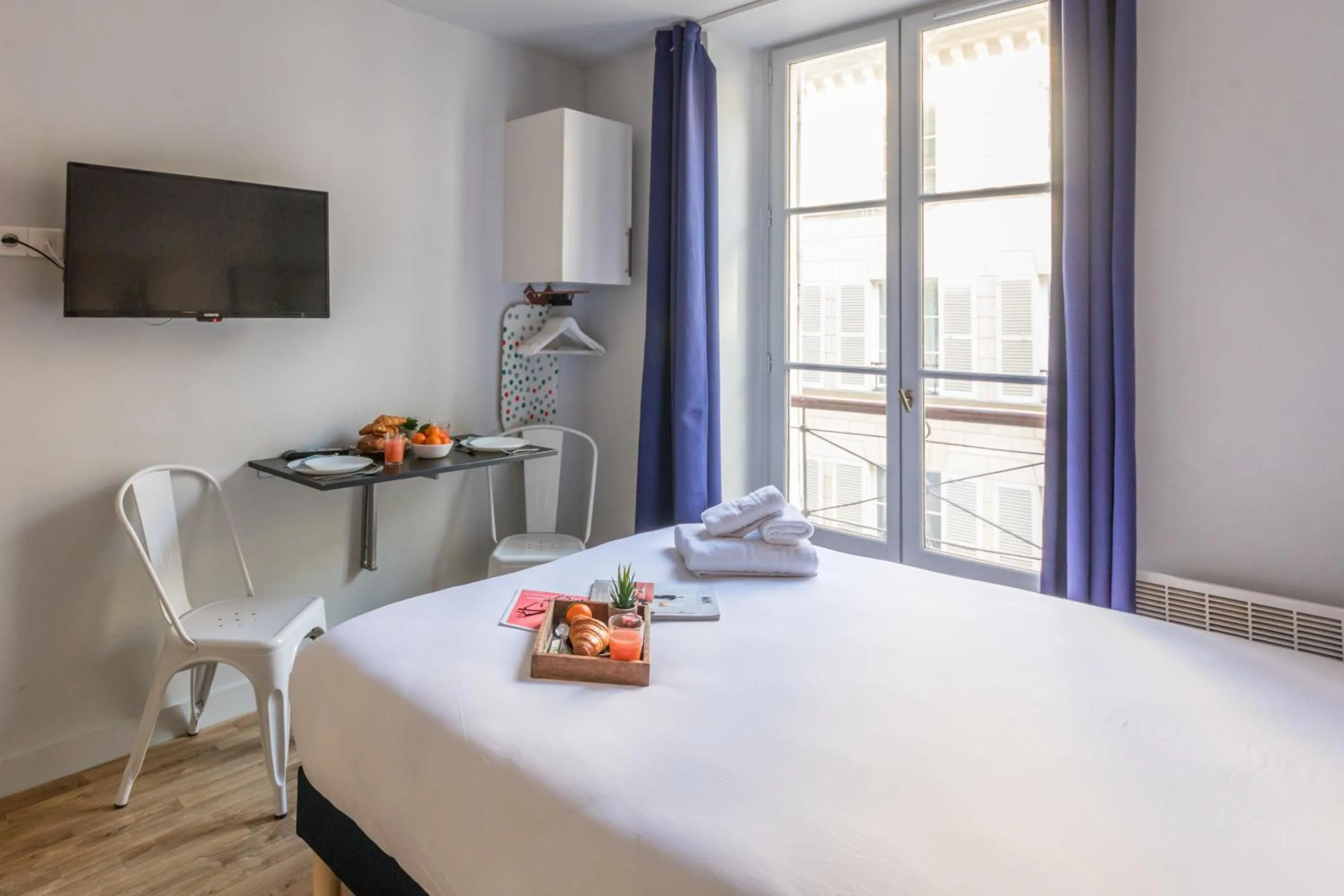 Bedroom, Bed in WS Opéra - Galeries Lafayette