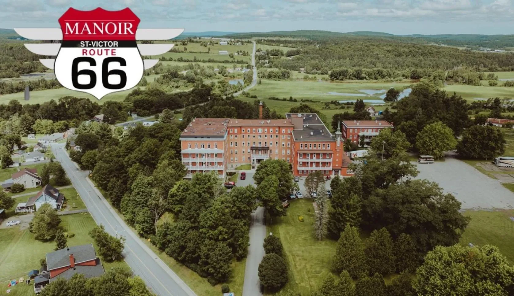 Property building in Hotel Historique et Manoir Route 66