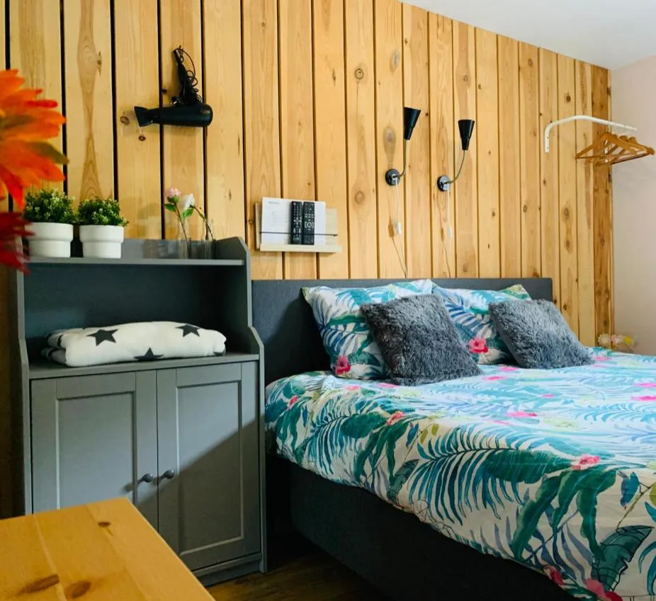 Bed in La Fleur et Le Soleil (F&S)