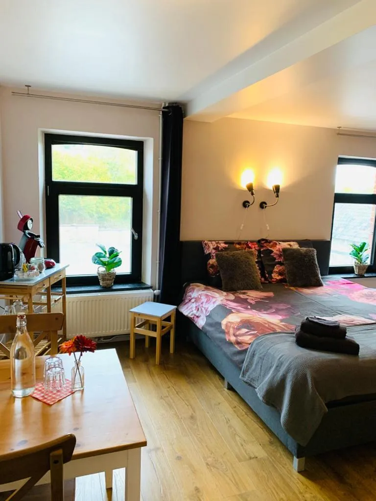 Bed in La Fleur et Le Soleil (F&S)