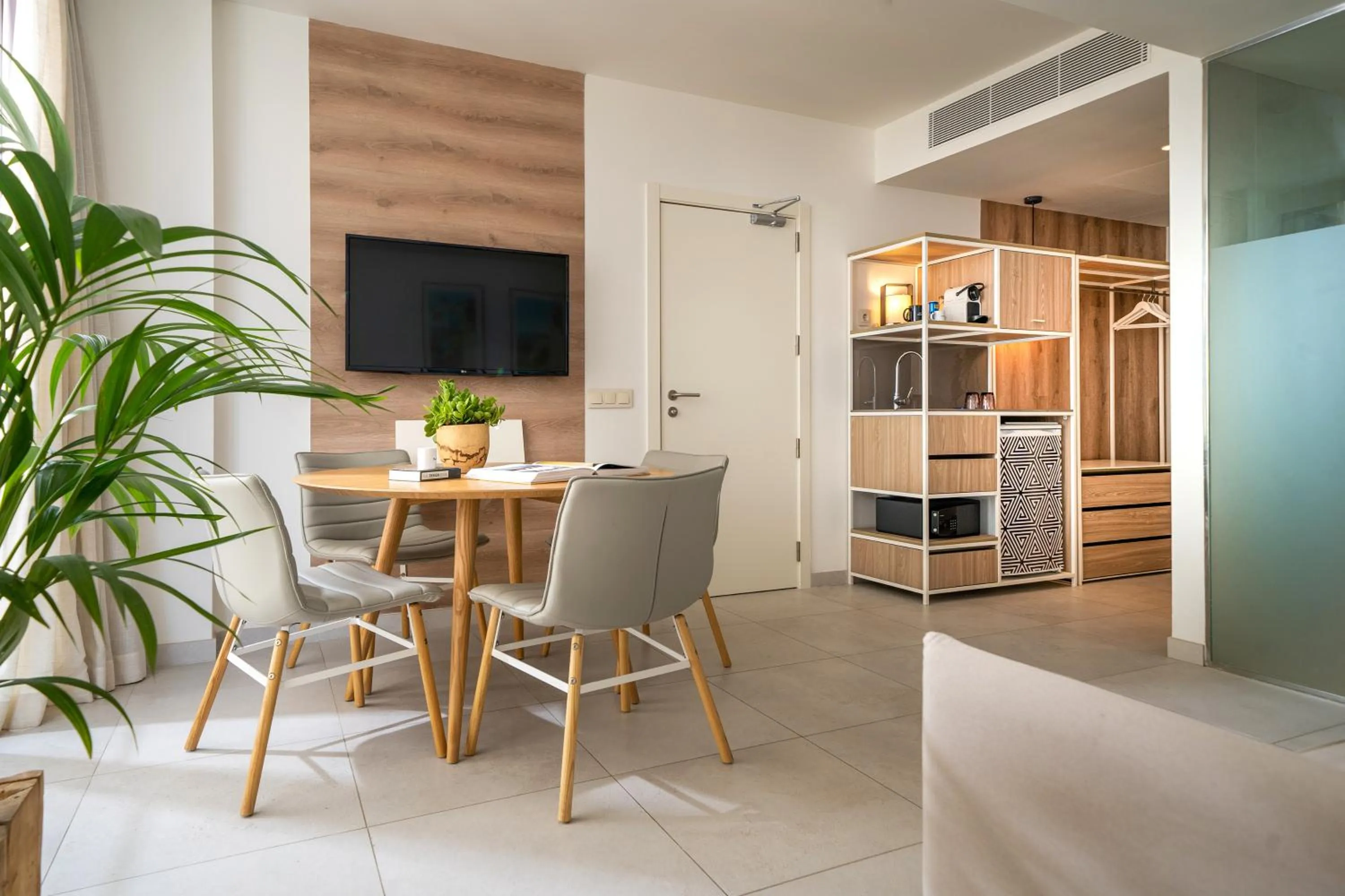 TV and multimedia in INNSiDE by Meliá Calviá Beach