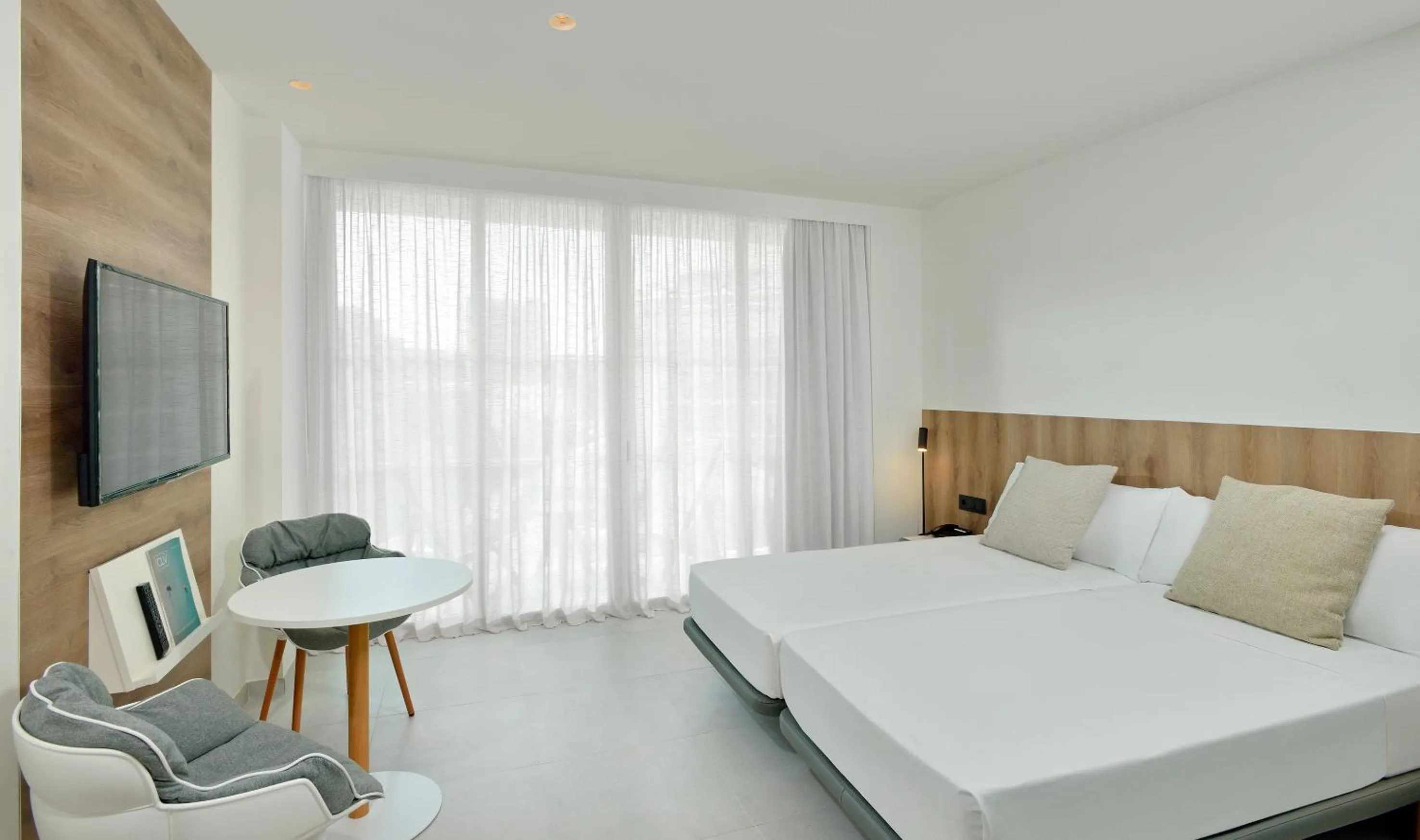 Photo of the whole room, Bed in INNSiDE by Meliá Calviá Beach