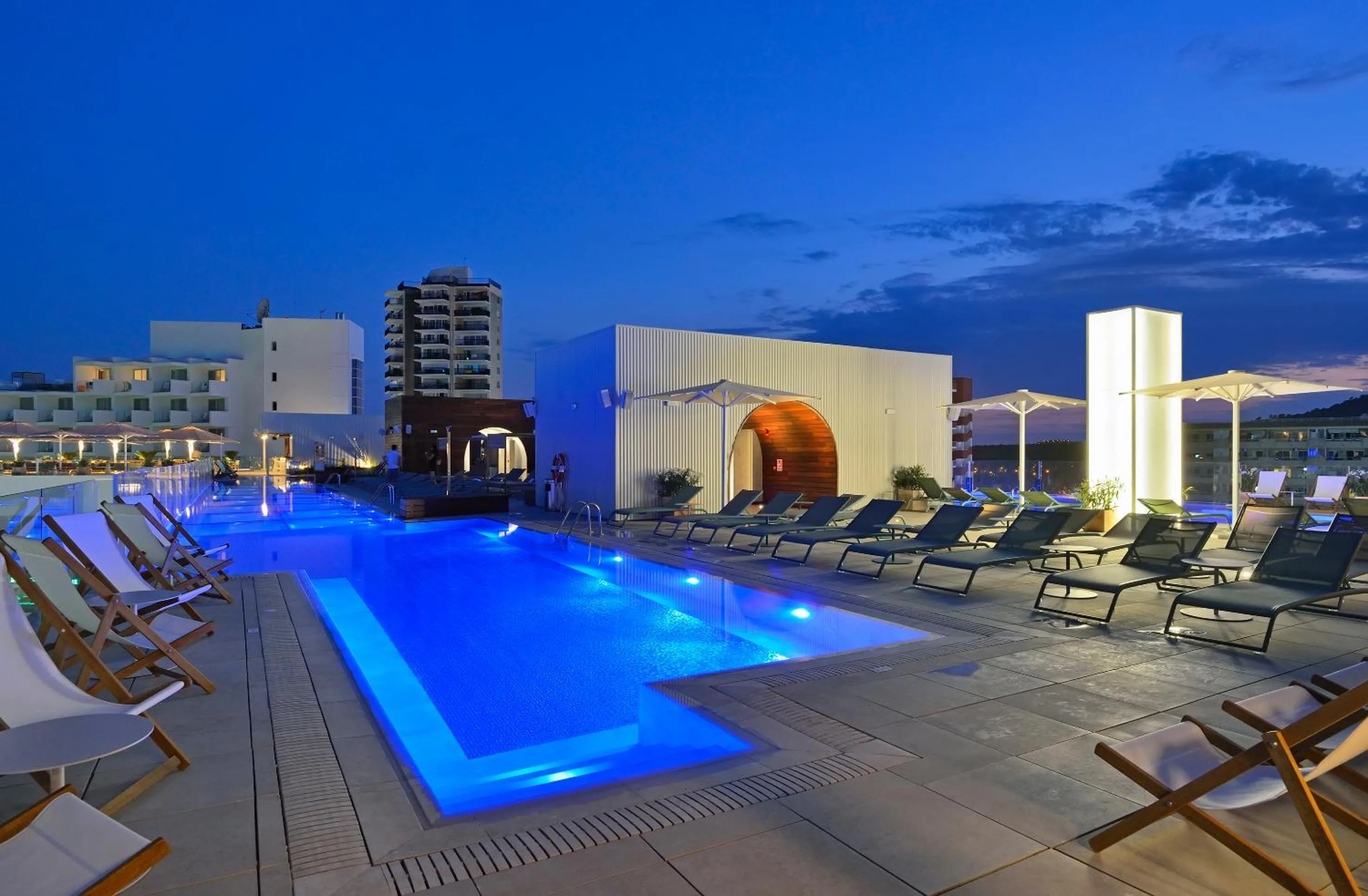 Lounge or bar in INNSiDE by Meliá Calviá Beach