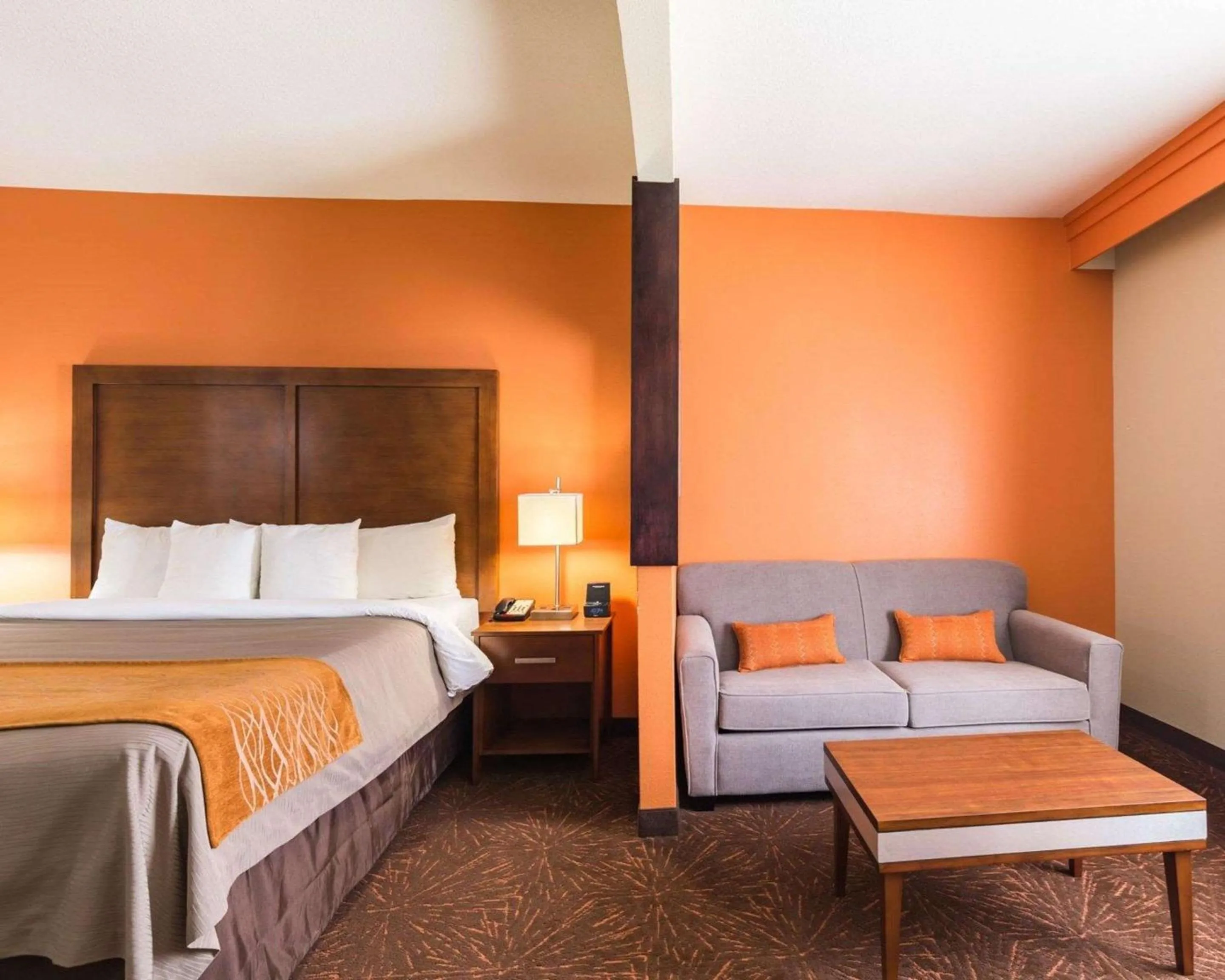 Bedroom, Bed in Econo Lodge Inn & Suites East Houston I-10