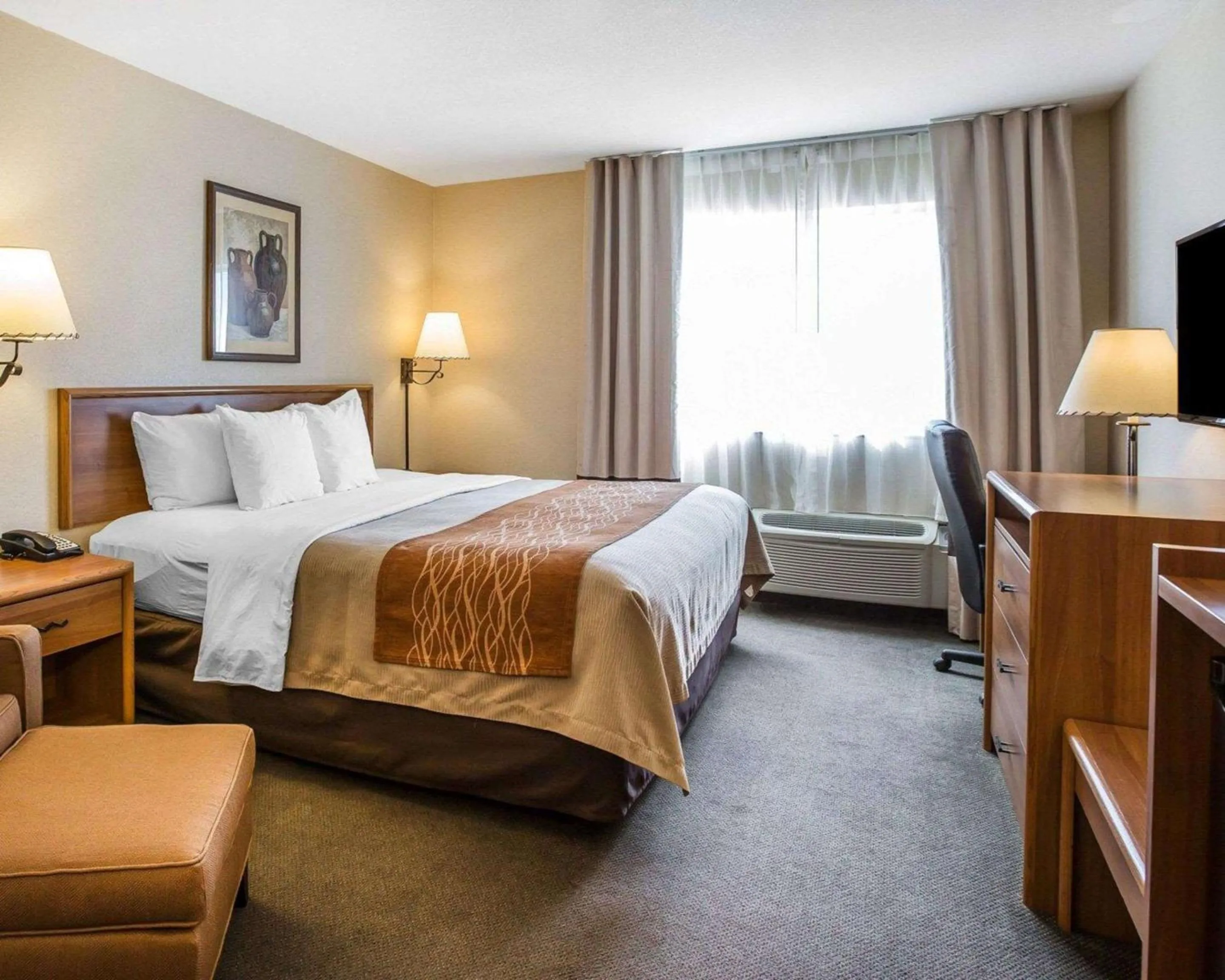 Photo of the whole room, Bed in Quality Inn Lone Pine near Mount Whitney