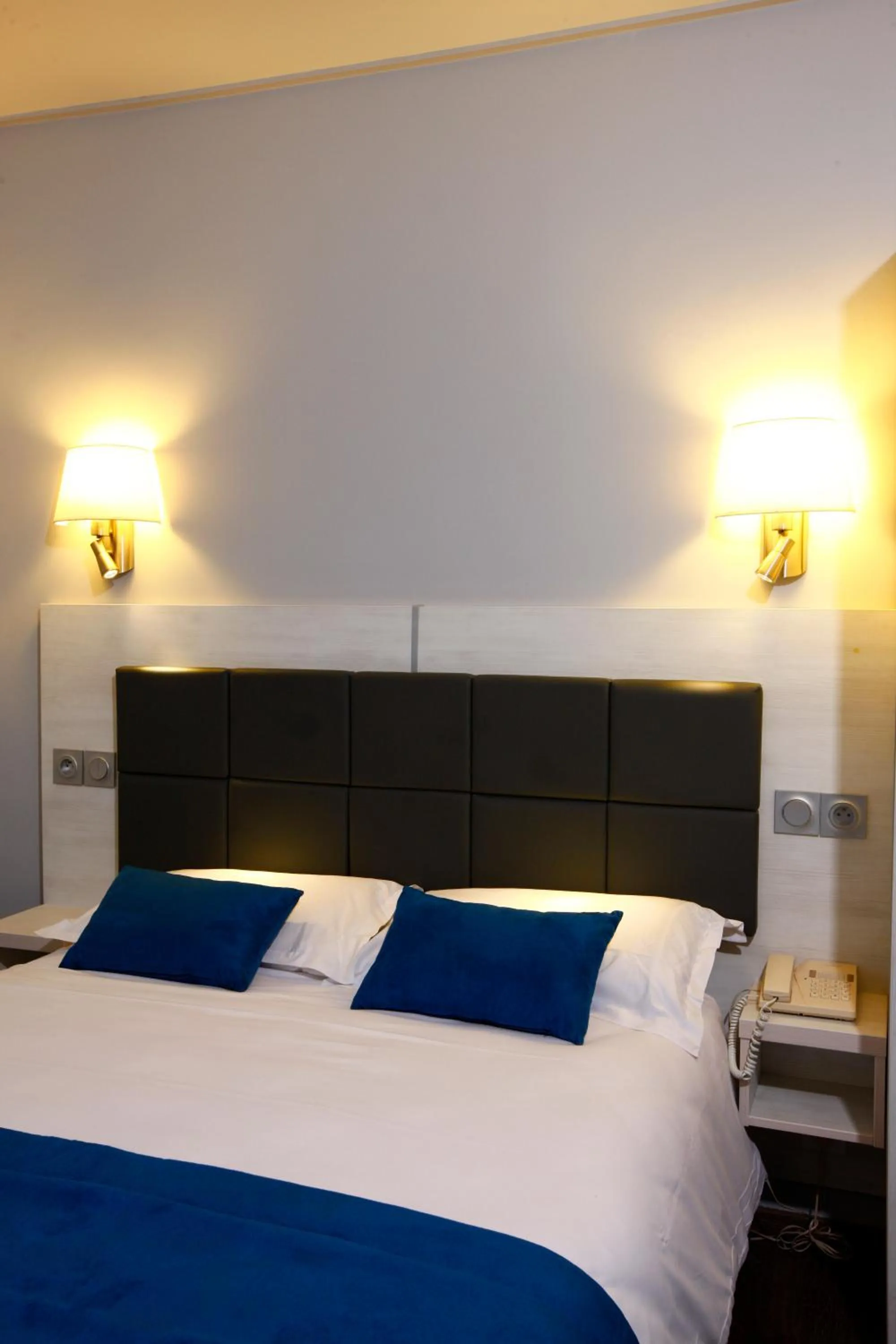 Bedroom, Bed in Hôtel Sunny