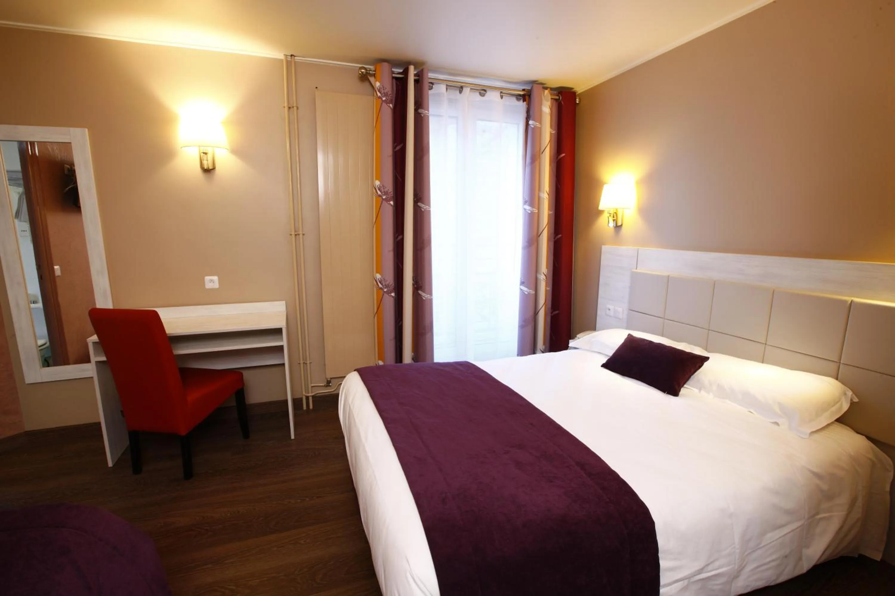 Bedroom, Bed in Hôtel Sunny