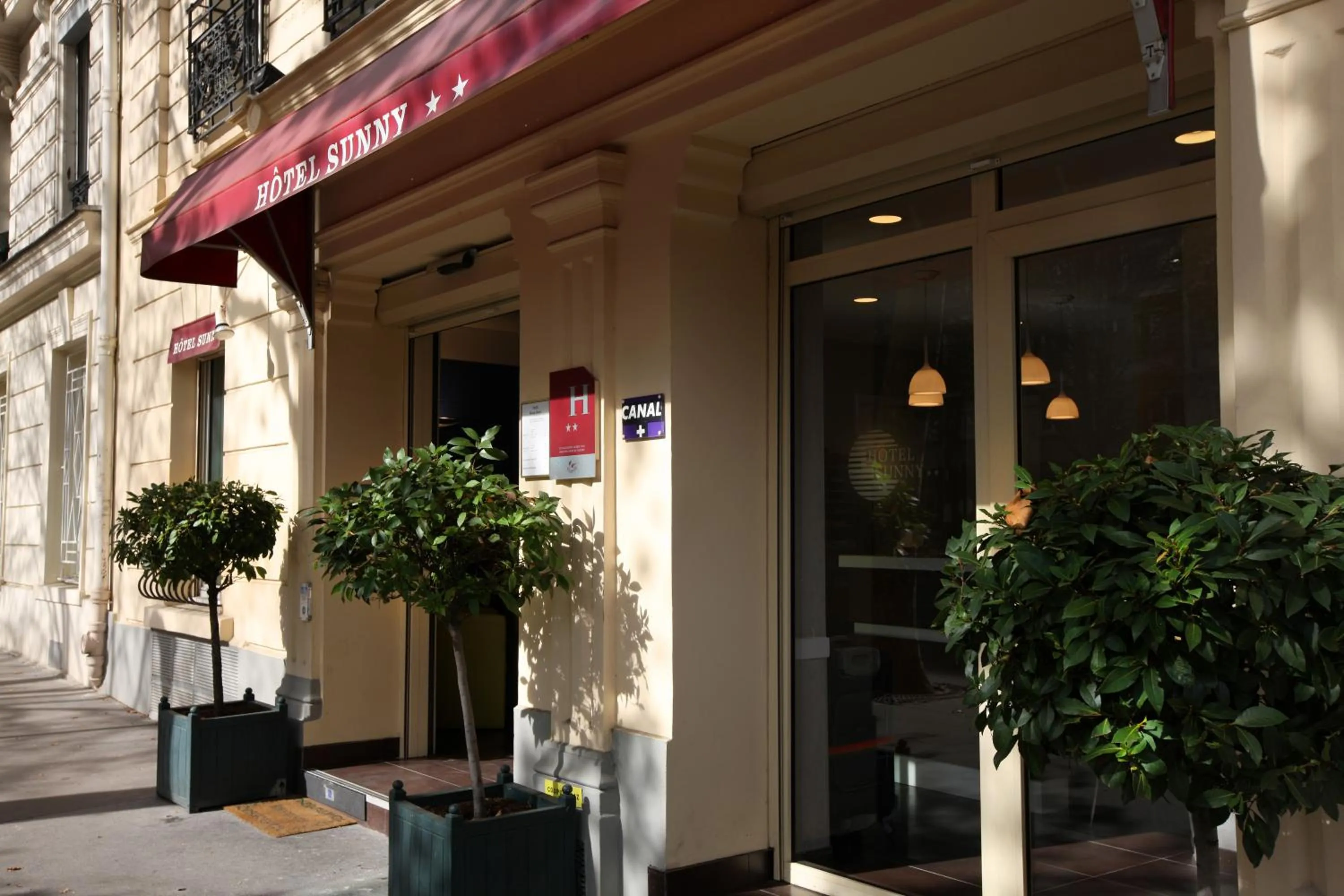 Facade/entrance in Hôtel Sunny