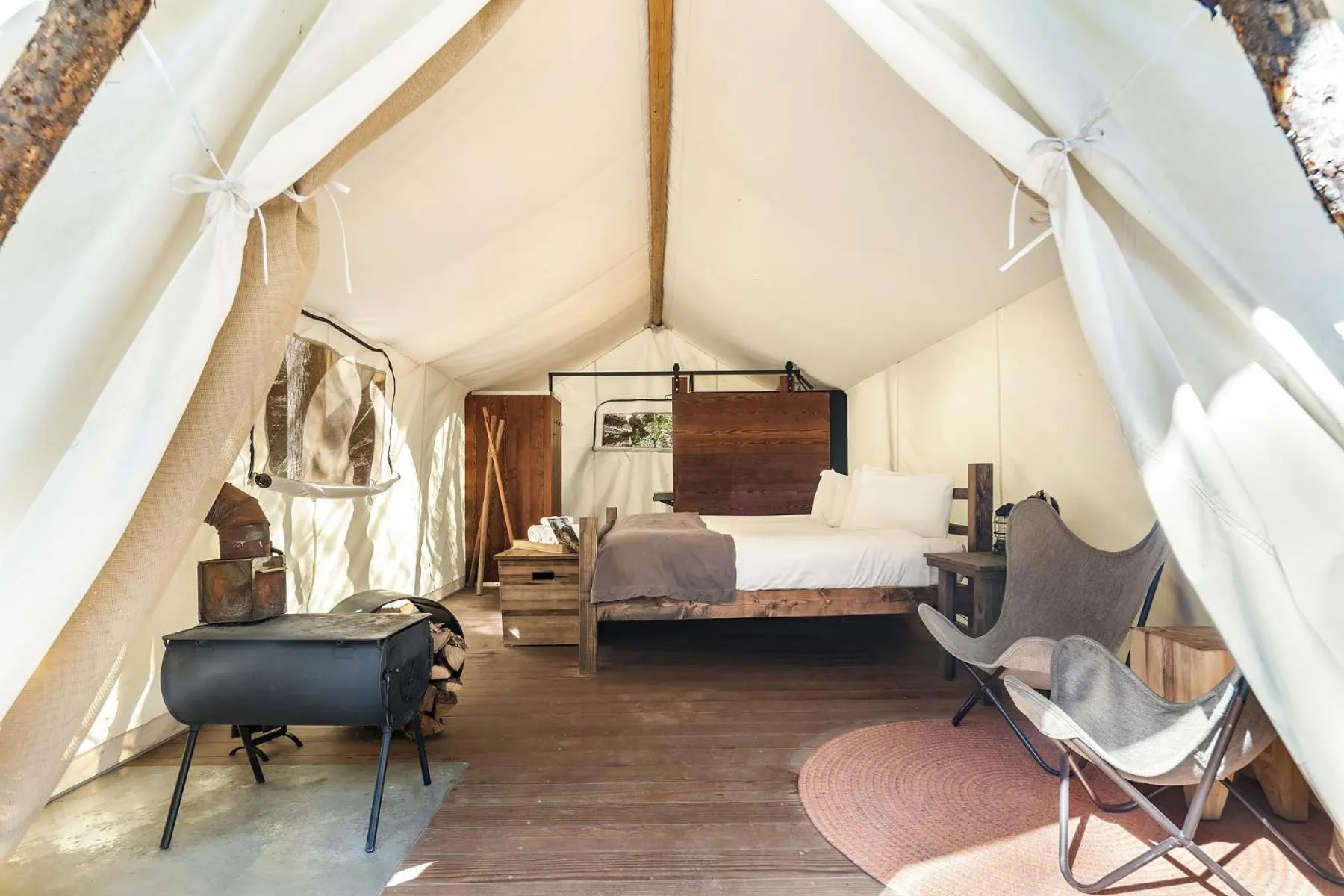 Photo of the whole room, Bed in Under Canvas Great Smoky Mountains