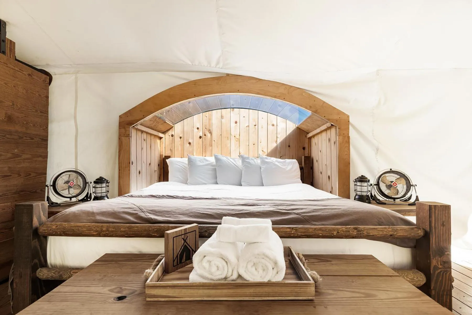 Bedroom, Bed in Under Canvas Great Smoky Mountains