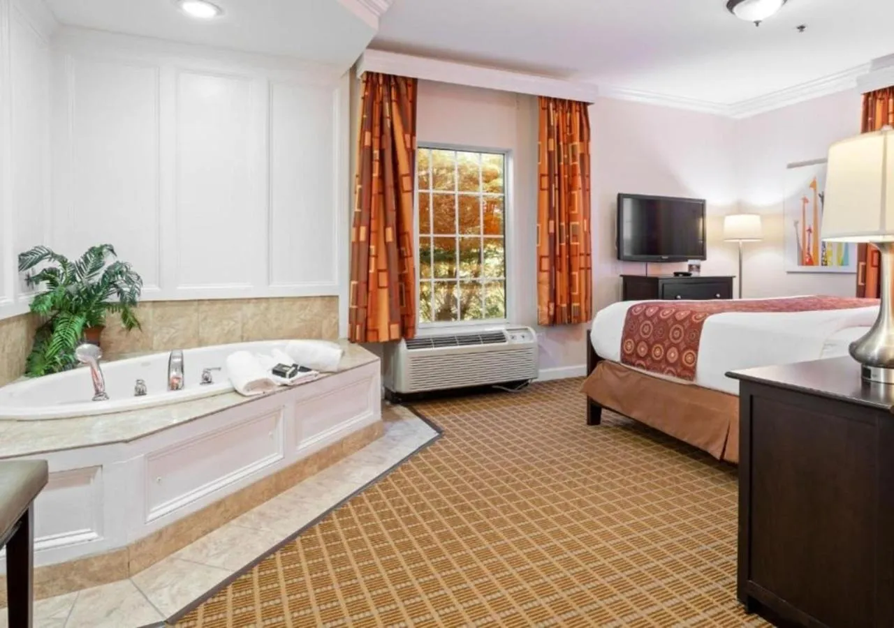 Hot Tub, Bed in The Wilshire Grand Hotel