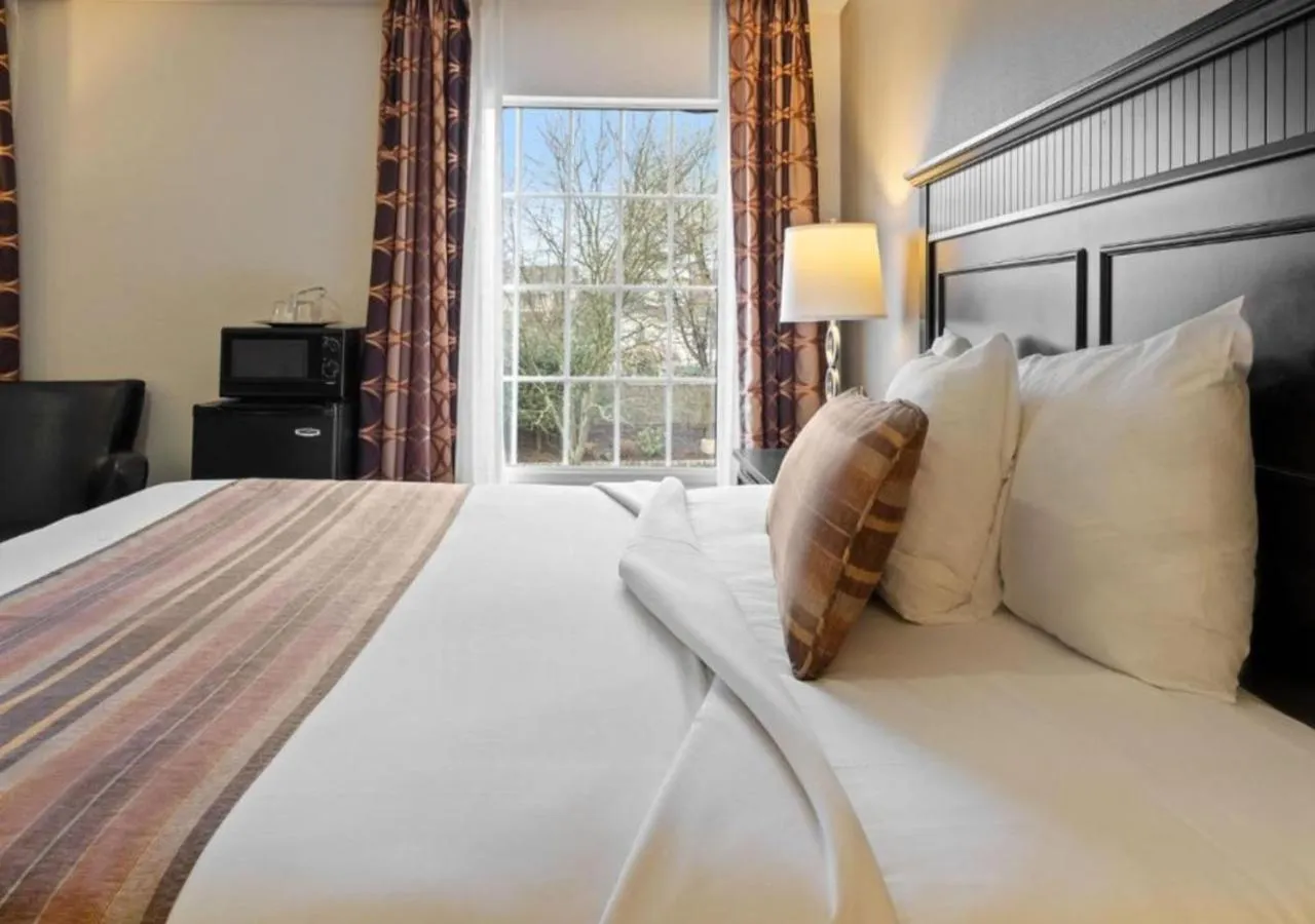 Bedroom, Bed in The Wilshire Grand Hotel