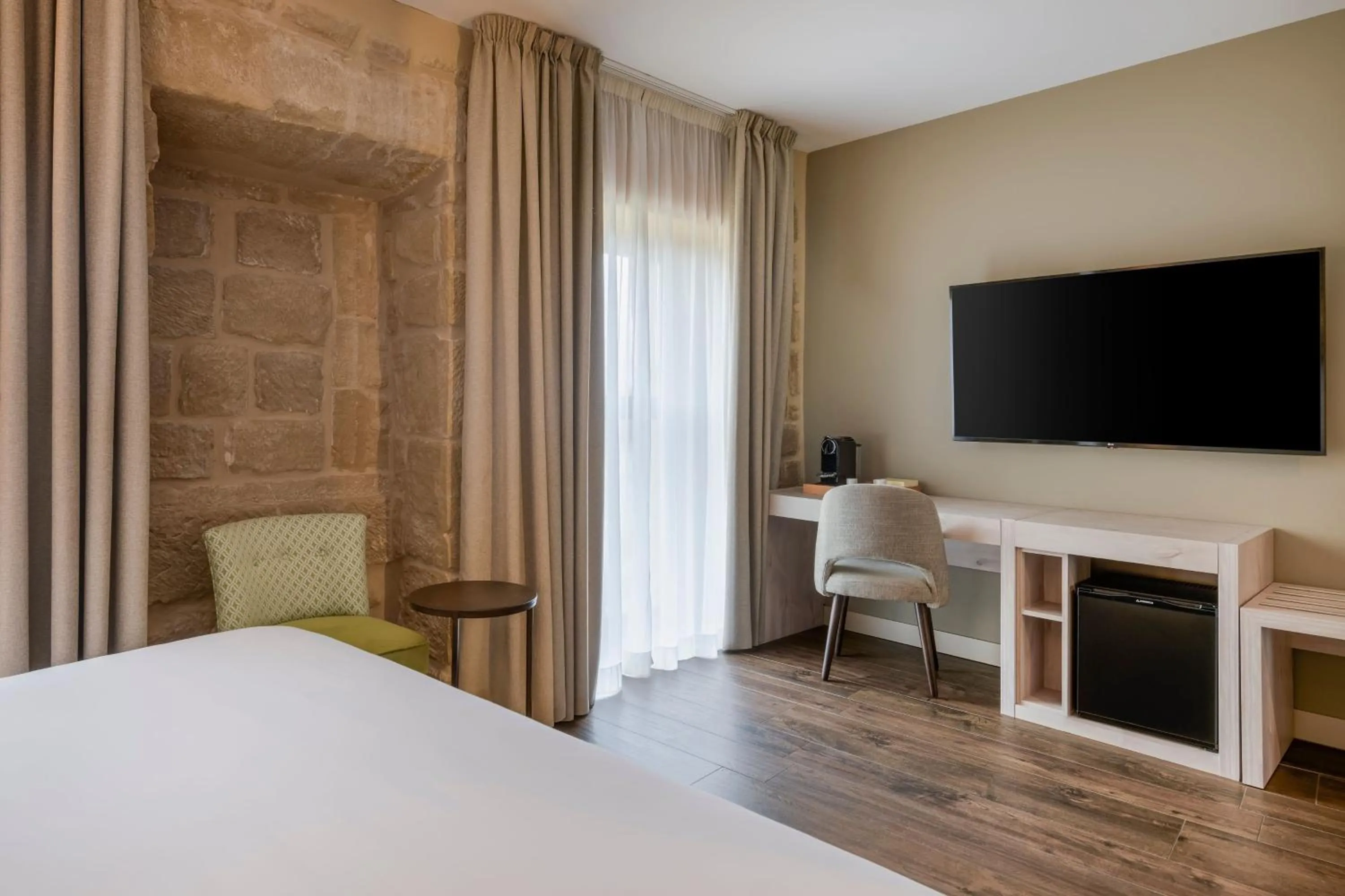 Photo of the whole room, Bed in Palacio Tondón, La Rioja Brinas, Autograph Collection