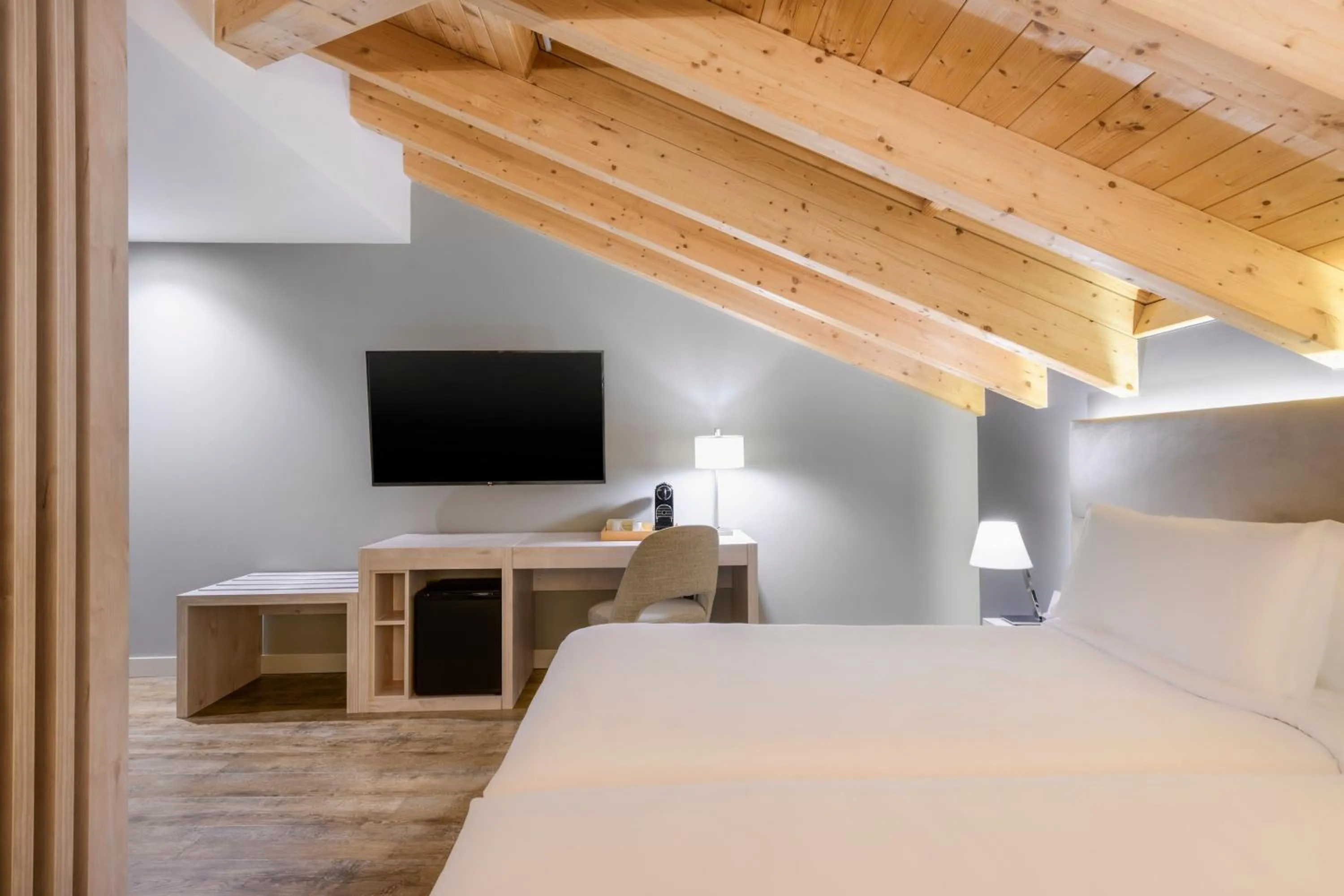 Photo of the whole room, Bed in Palacio Tondón, La Rioja Brinas, Autograph Collection