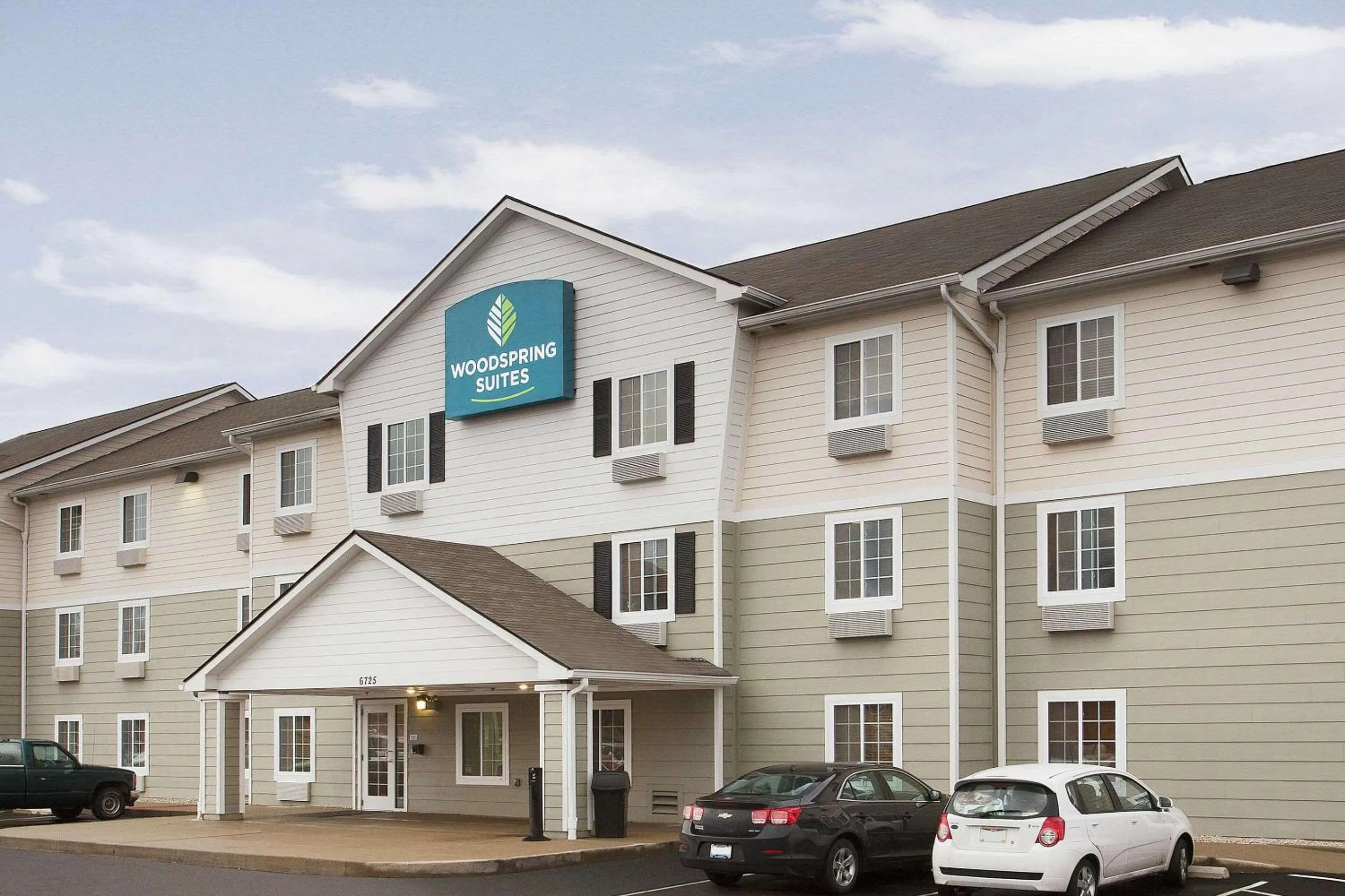 Property building in WoodSpring Suites Cincinnati Fairfield