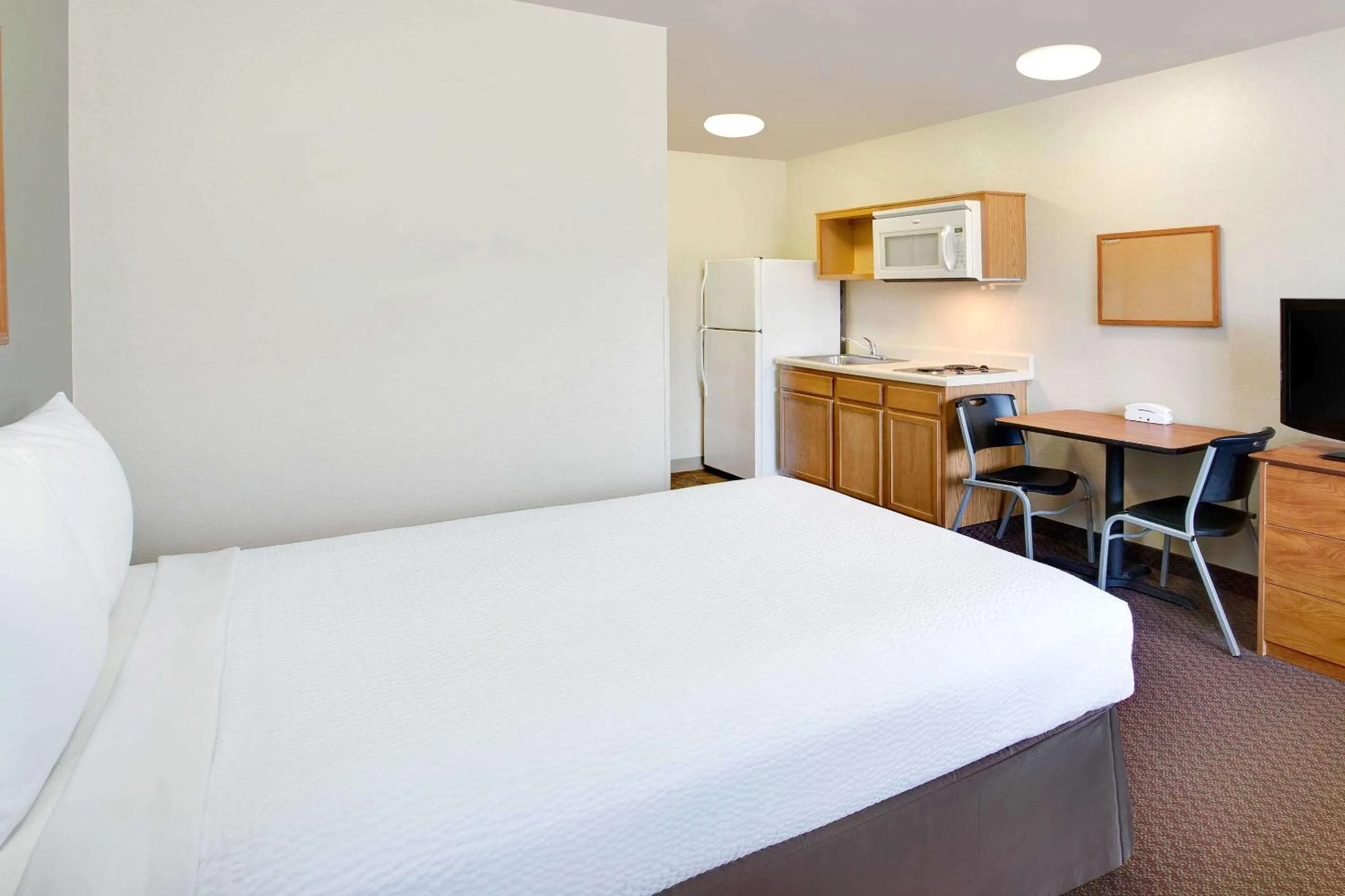 Photo of the whole room, Bed in WoodSpring Suites Cincinnati Fairfield