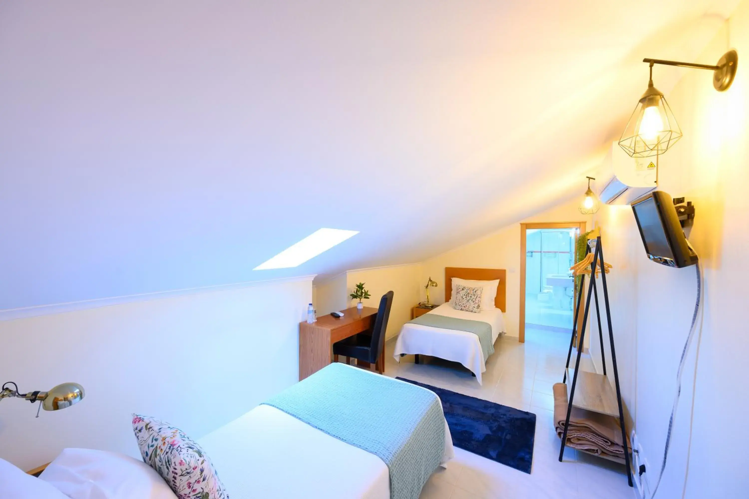 Twin Room - single occupancy - Attic in Hospedaria Recomeçar Twin Room - single occupancy - Attic in Hospedaria Recomeçar