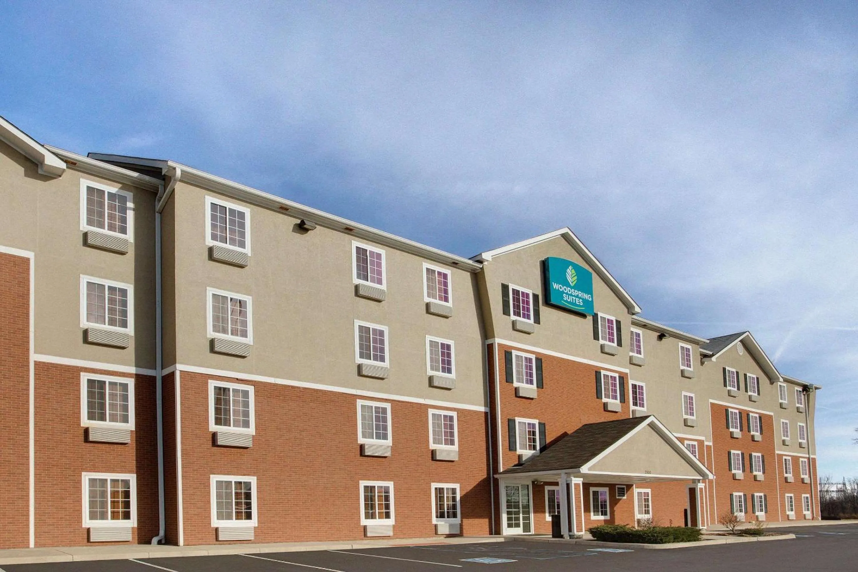 Property building in WoodSpring Suites Fort Wayne