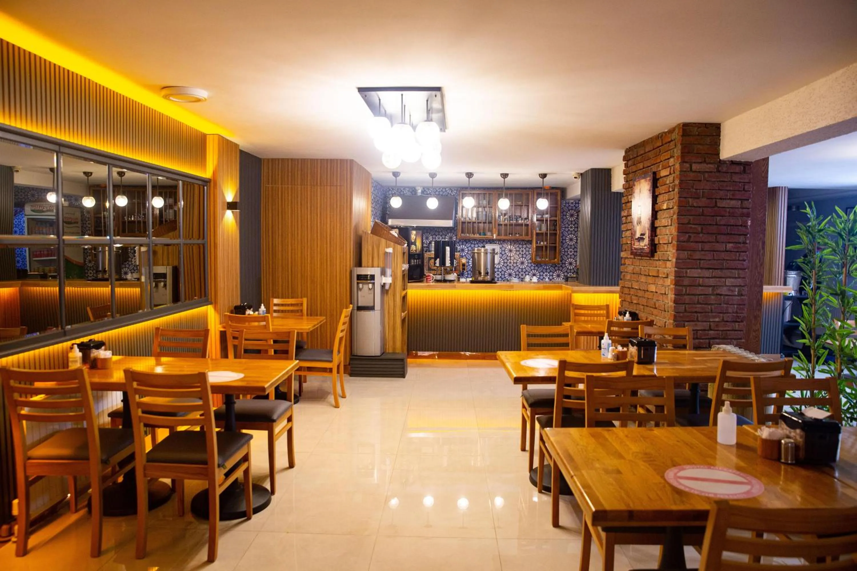 Restaurant/places to eat in Emirtimes Hotel Kadıköy