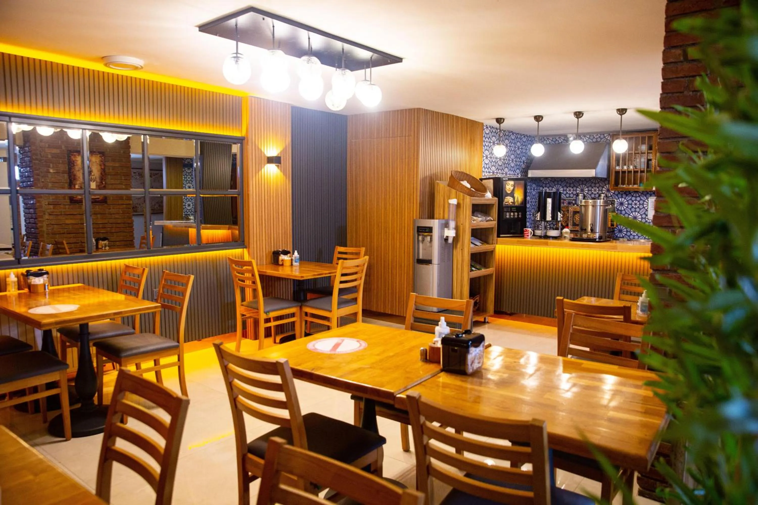 Restaurant/places to eat in Emirtimes Hotel Kadıköy