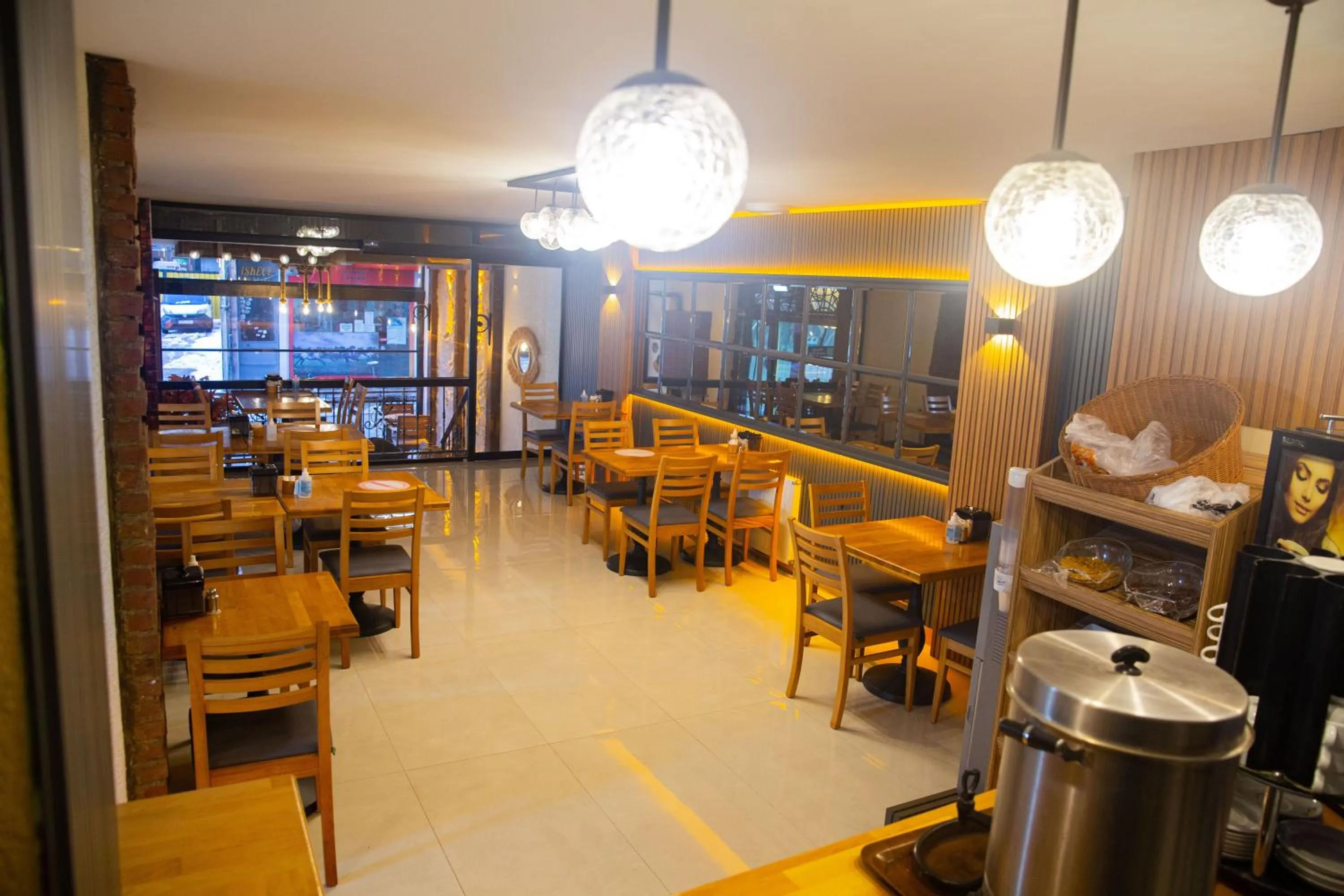 Restaurant/places to eat in Emirtimes Hotel Kadıköy