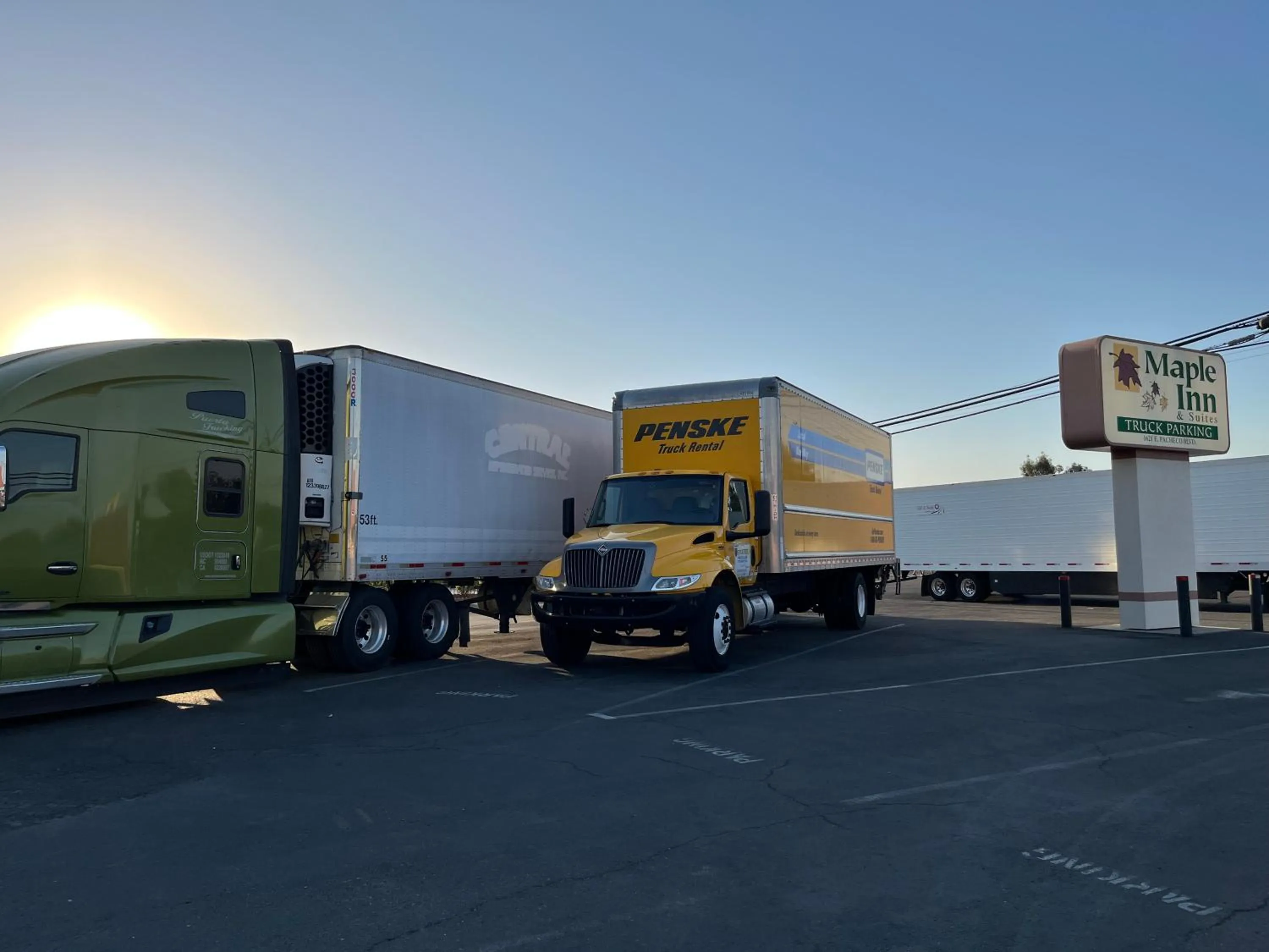 Parking in Maple Inn and Suites Los Banos