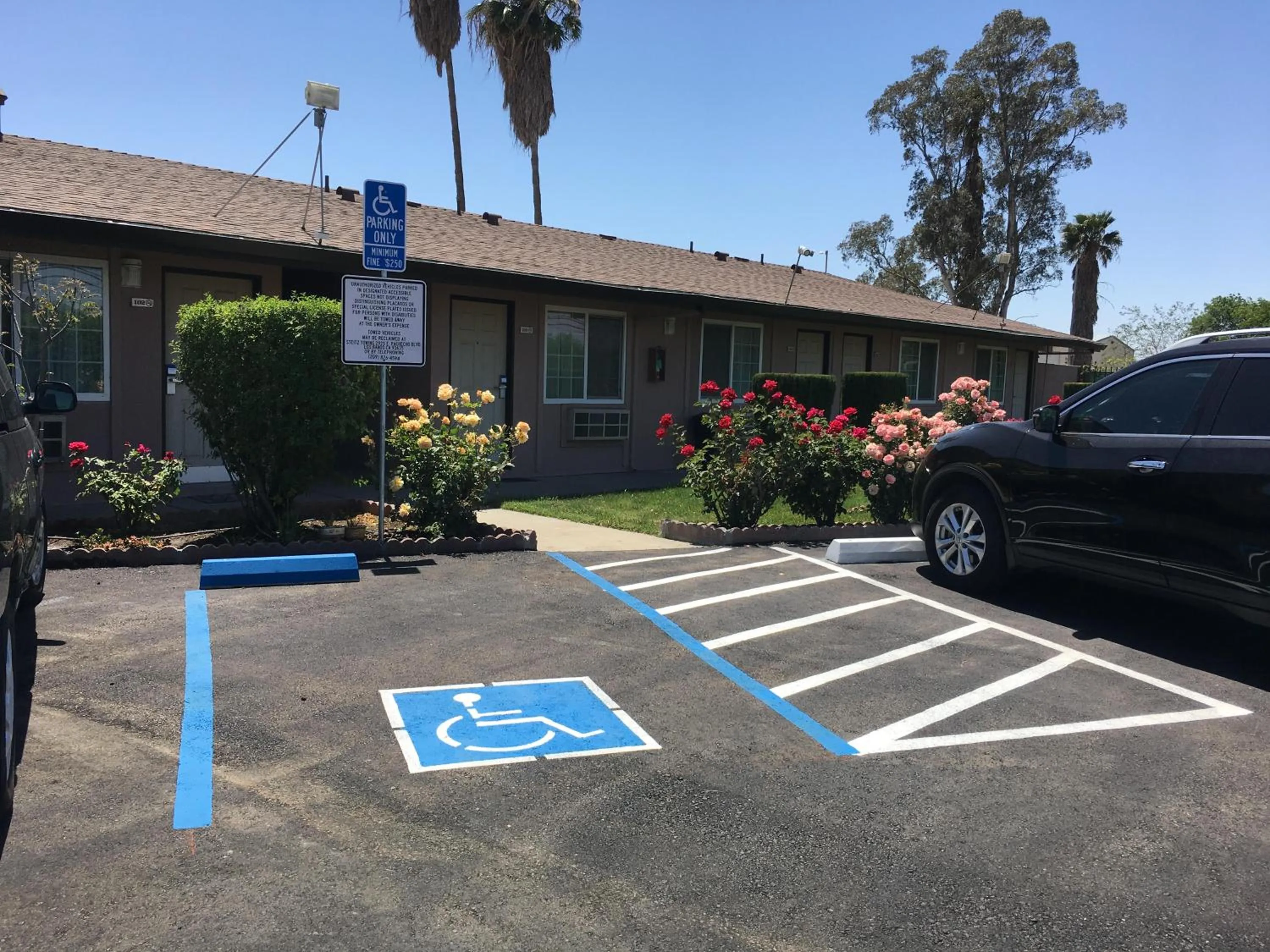 Facility for disabled guests in Maple Inn and Suites Los Banos