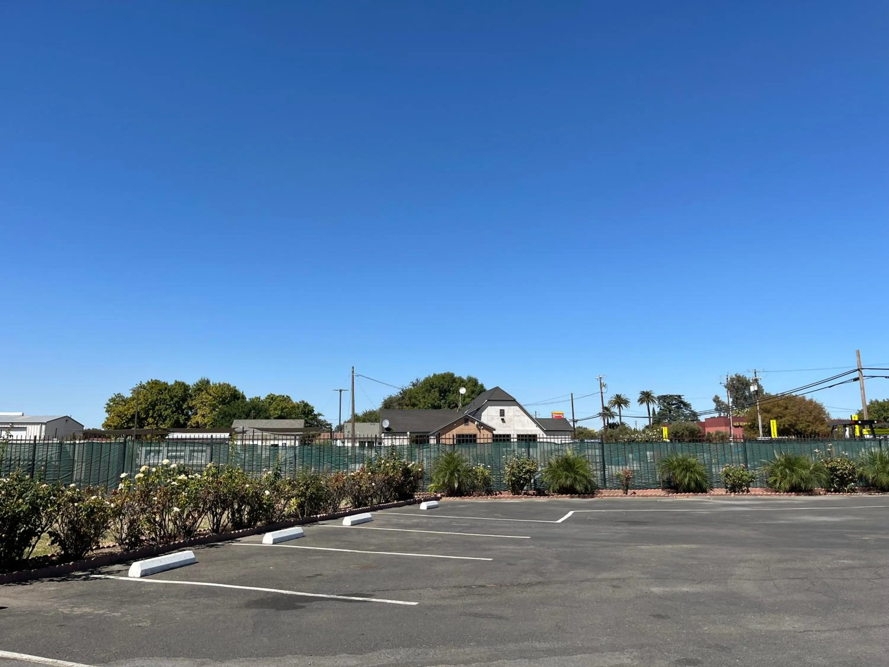 Parking in Maple Inn and Suites Los Banos