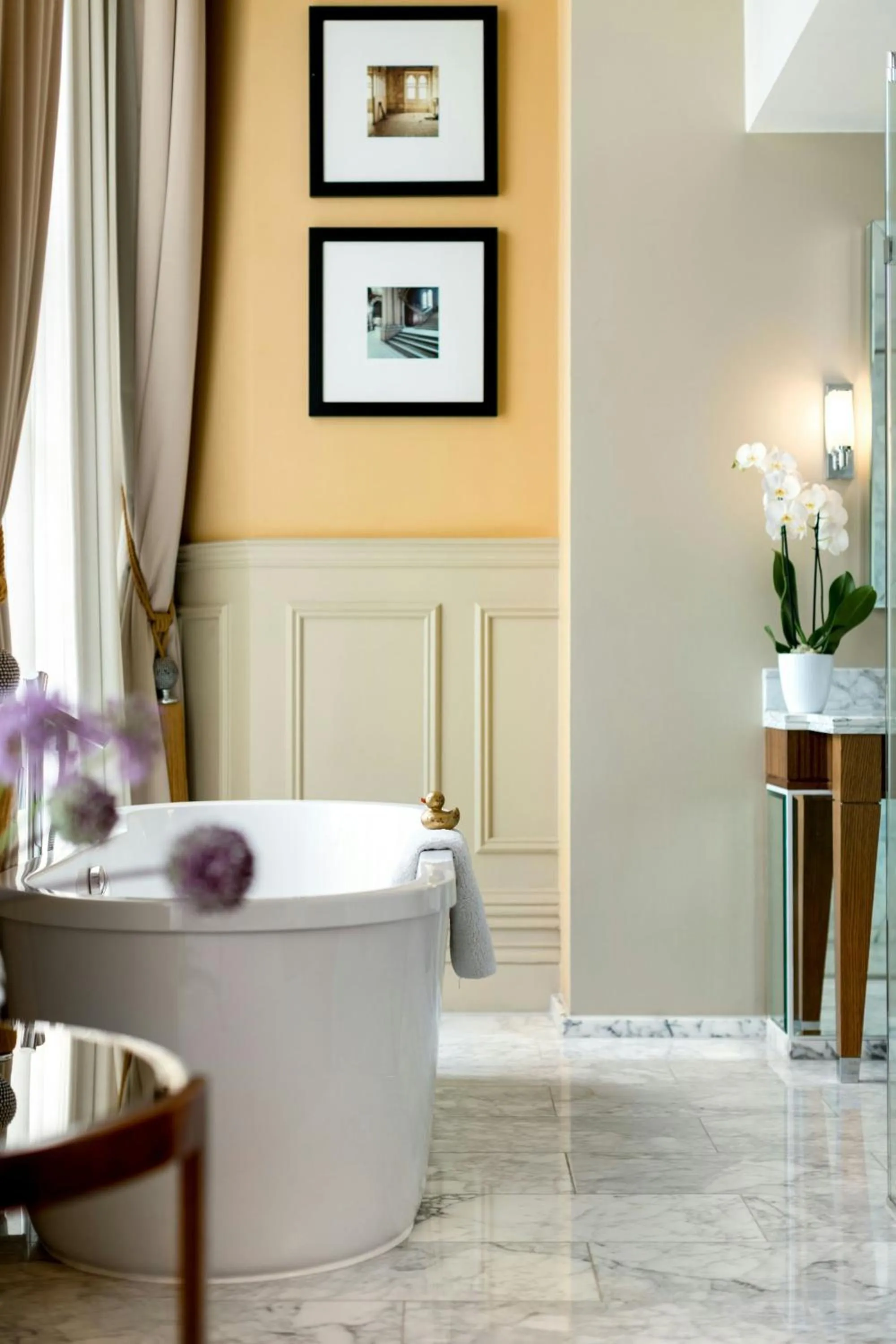 Bathroom in St Pancras London, Autograph Collection