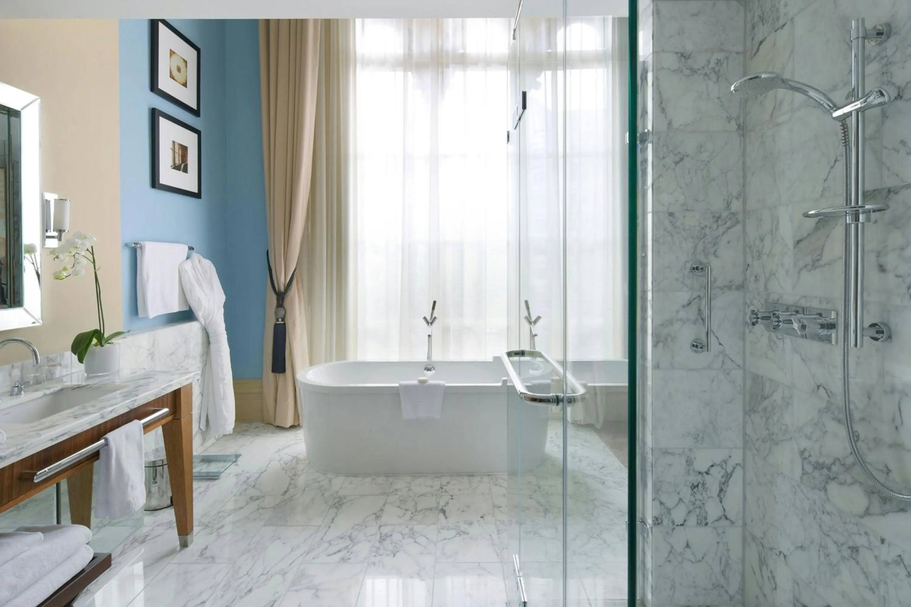 Bathroom in St Pancras London, Autograph Collection