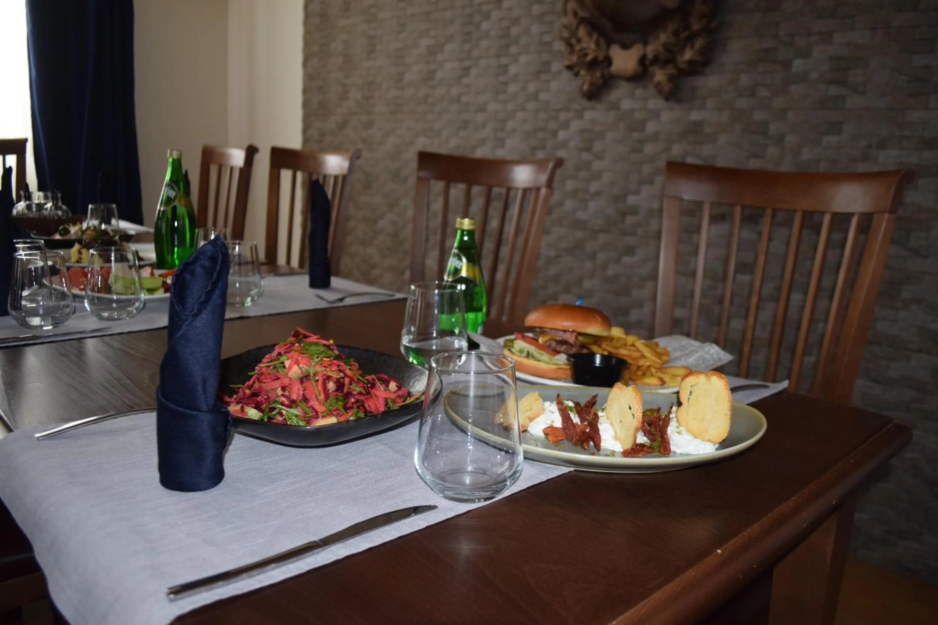 Restaurant/places to eat in The Lodge Hotel