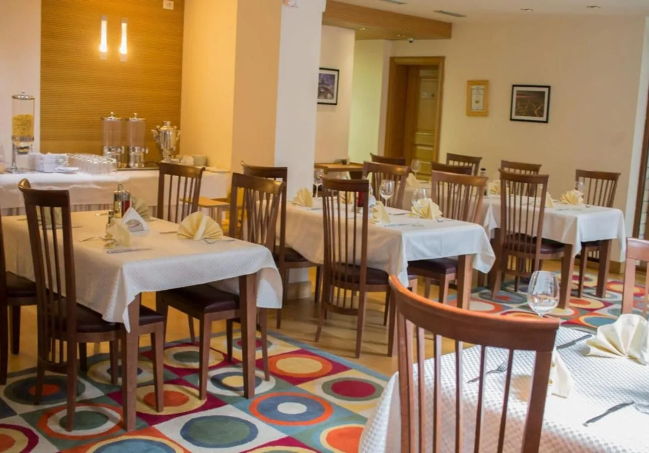 Restaurant/places to eat in The Lodge Hotel