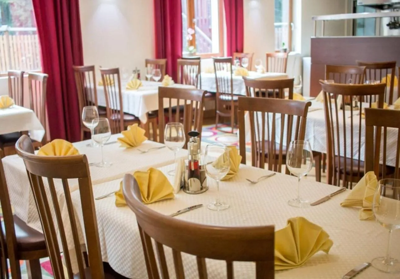 Restaurant/places to eat in The Lodge Hotel