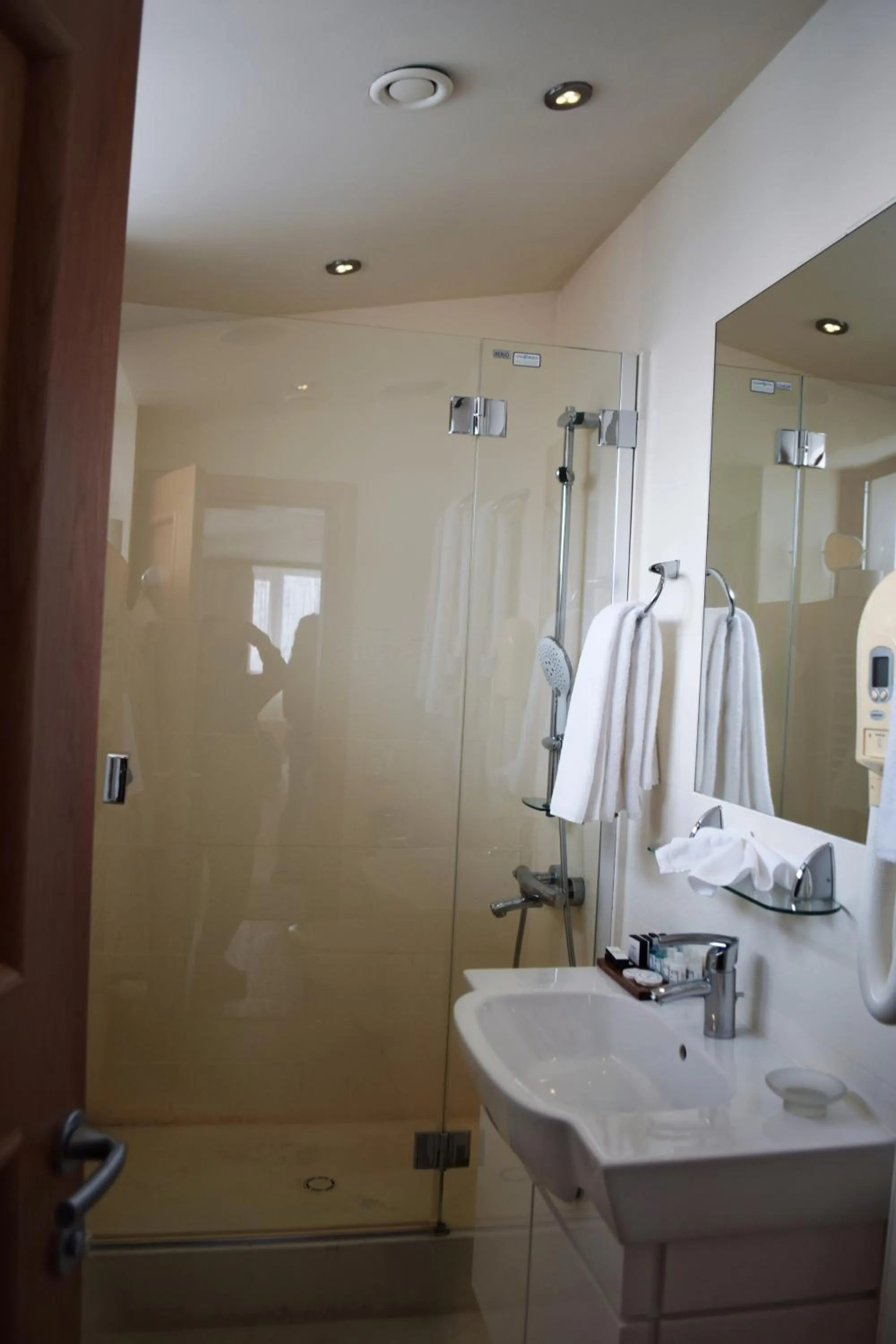 Shower in The Lodge Hotel