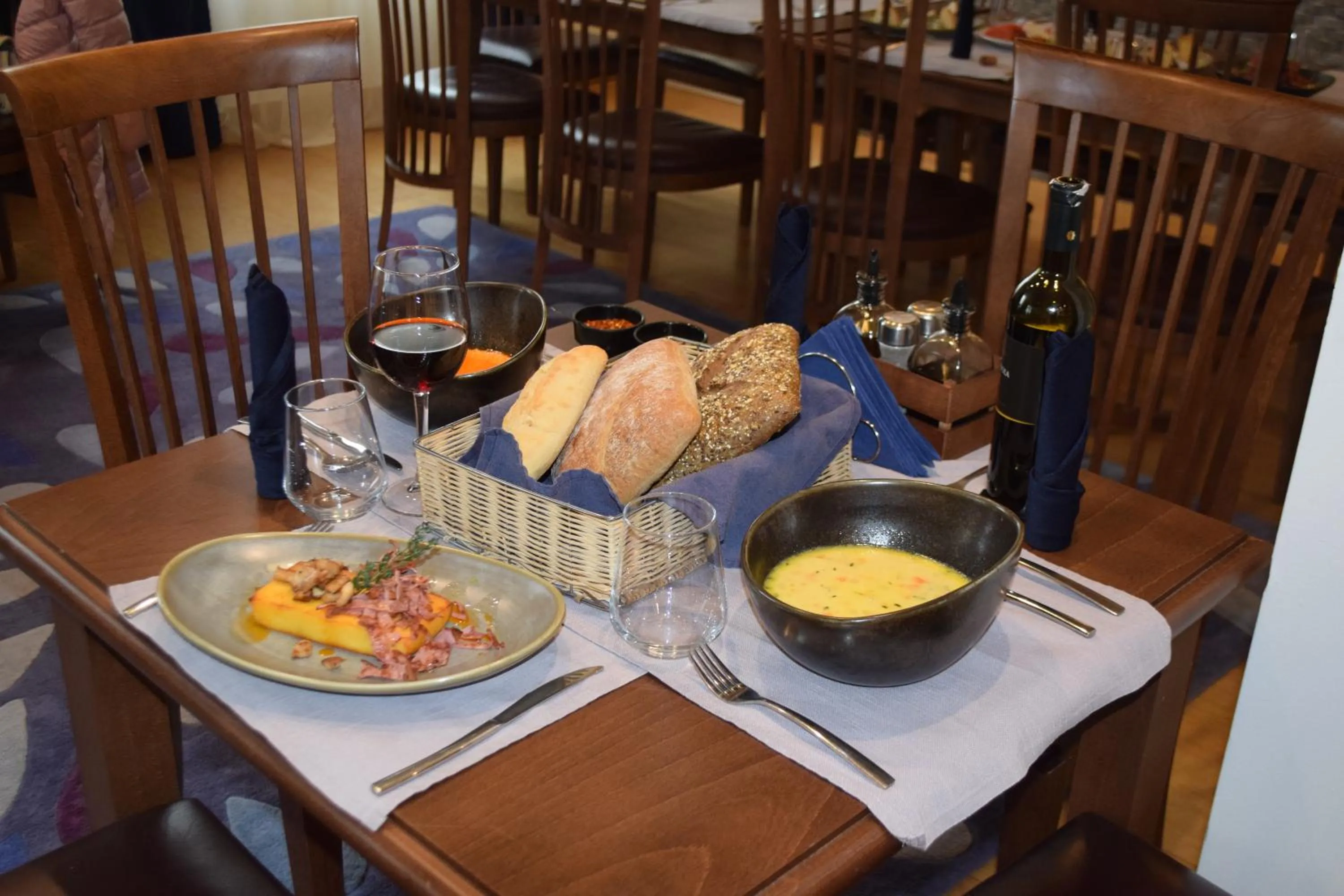 Restaurant/places to eat in The Lodge Hotel