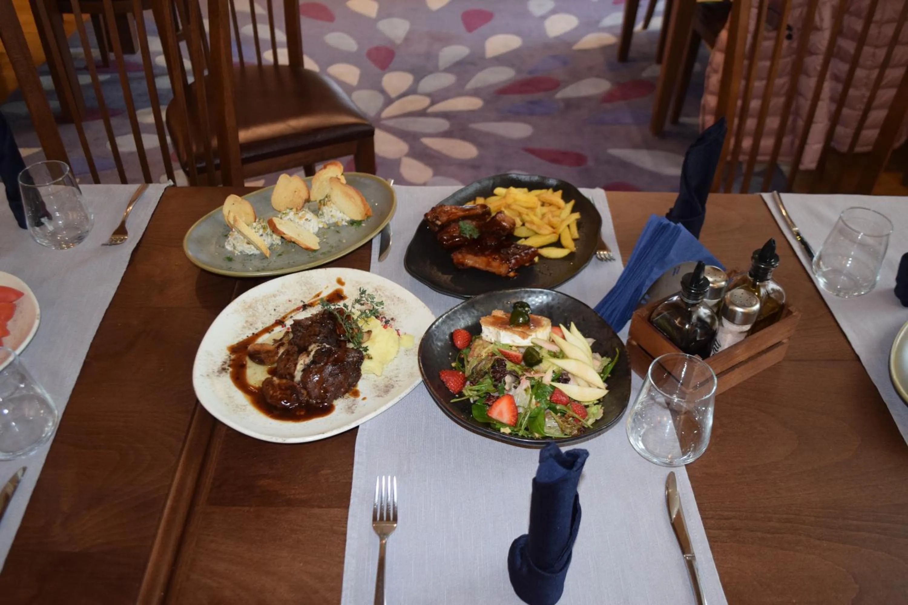 Restaurant/places to eat in The Lodge Hotel