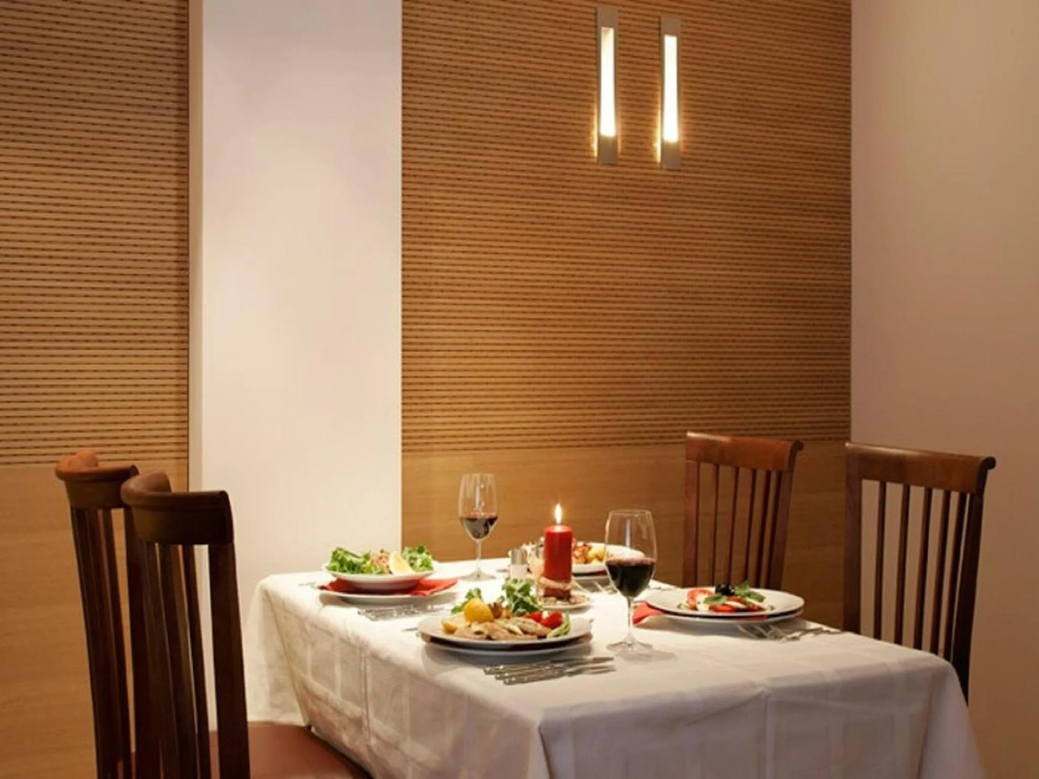 Restaurant/places to eat in The Lodge Hotel