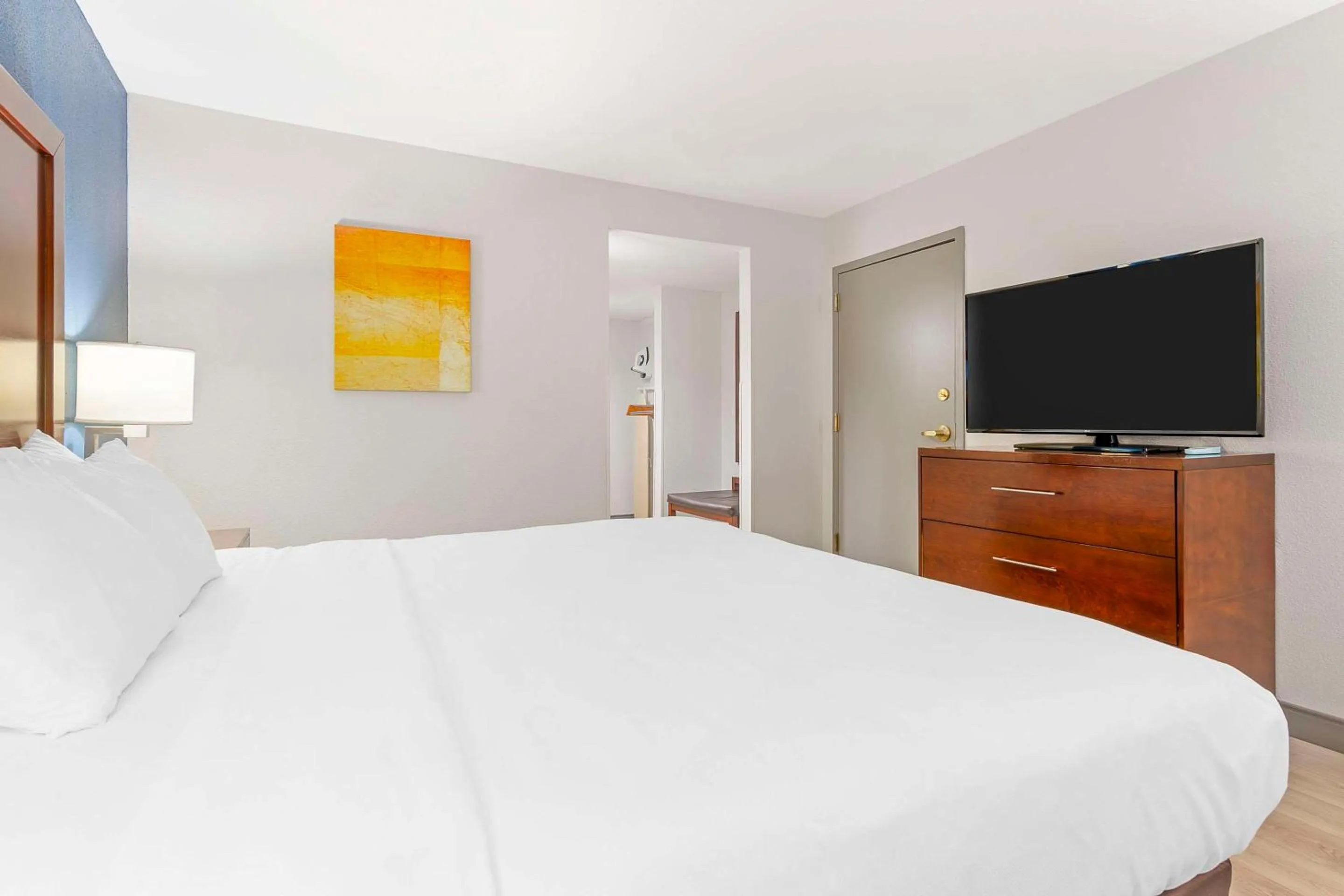 Bedroom, Bed in Comfort Inn Near Six Flags St Louis