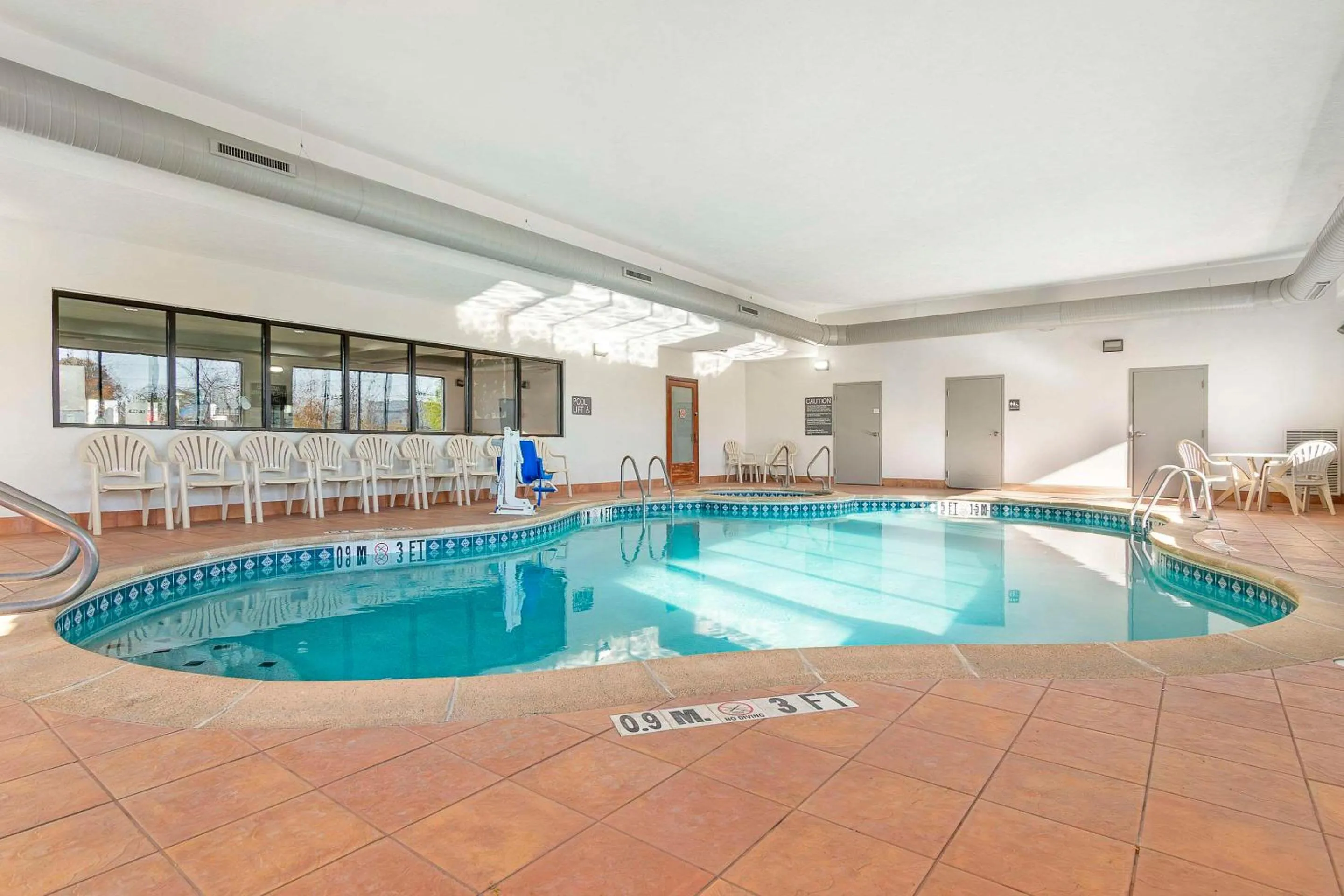 Swimming pool in Comfort Inn Near Six Flags St Louis