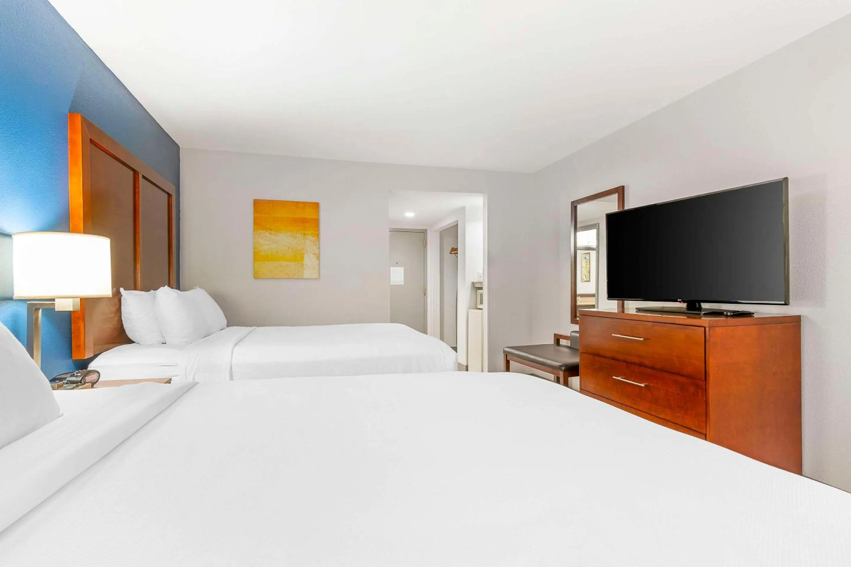 Bedroom, Bed in Comfort Inn Near Six Flags St Louis