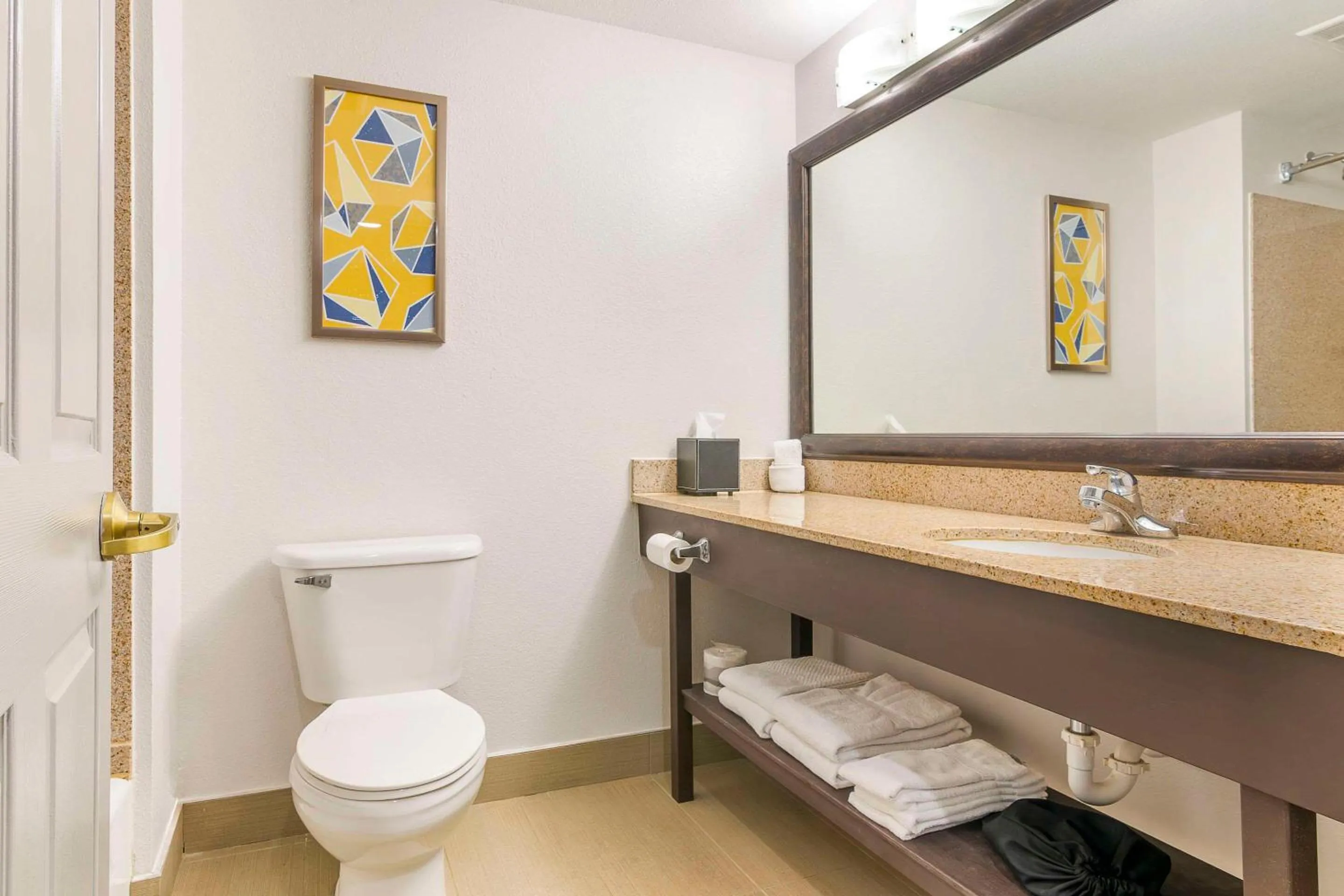 Bedroom in Comfort Inn Near Six Flags St Louis