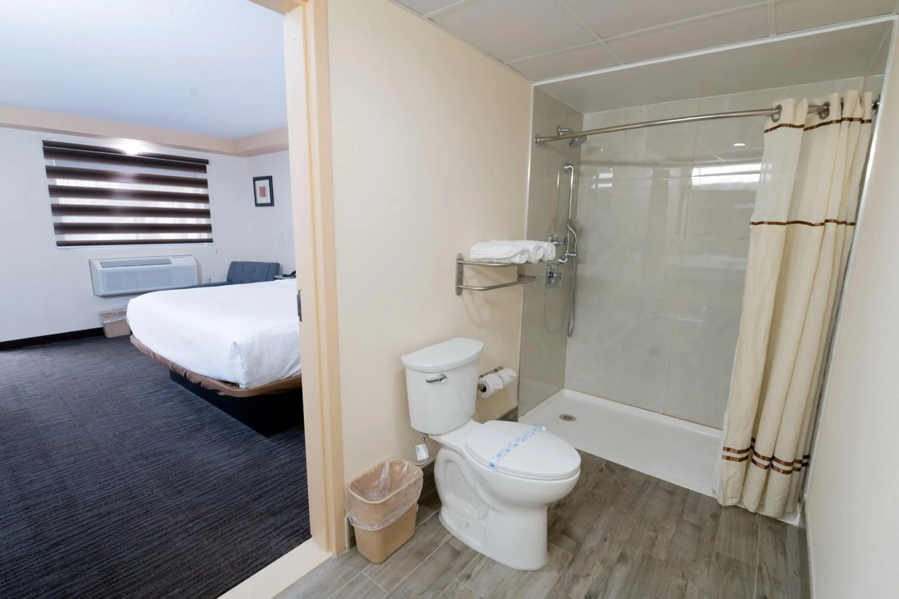 Shower in Knights Inn South Amboy