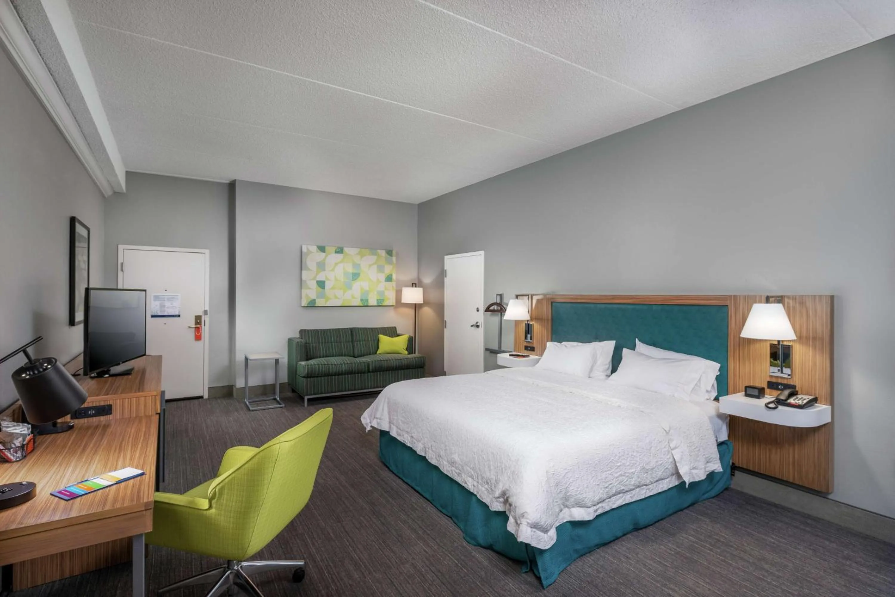 Bedroom, Bed in Hampton Inn Tuscaloosa - East