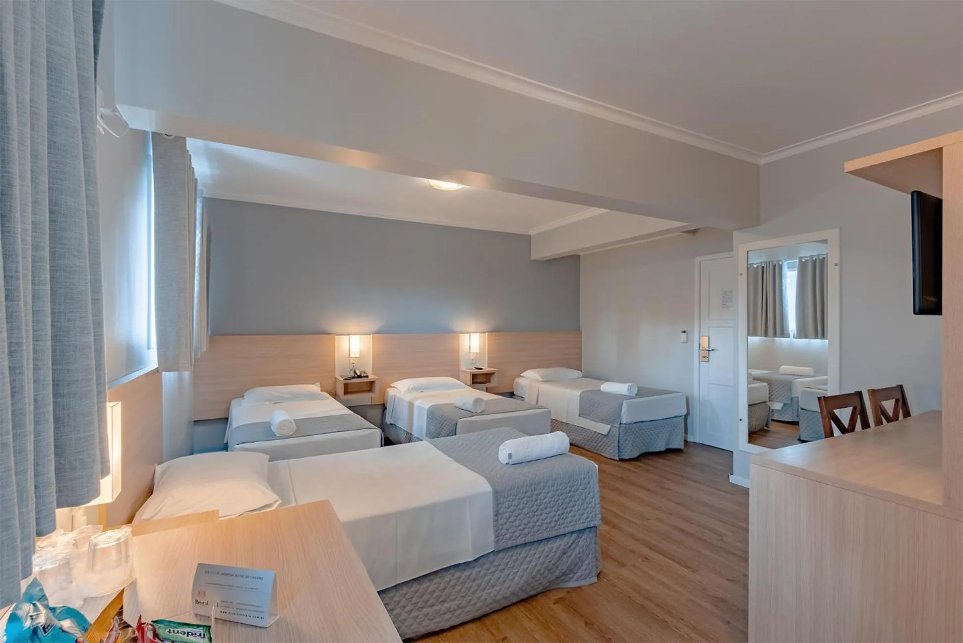 Photo of the whole room, Bed in Bristol Sabrina Hotel de Charme Joinville